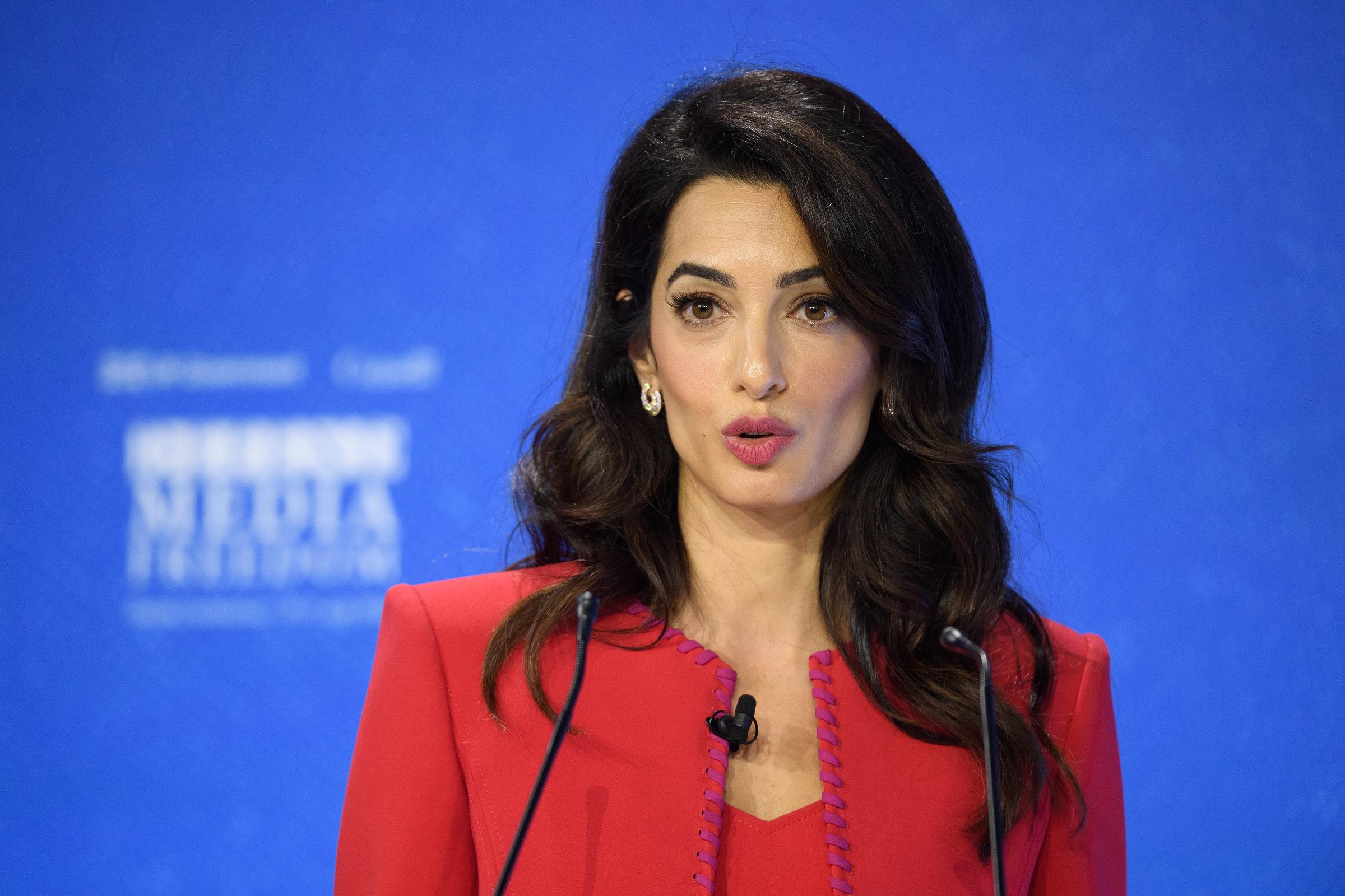 Amal Clooney habla durante el segundo día de la Conferencia Mundial sobre Libertad de Prensa el 10 de julio de 2019 | Fuente: Getty Images