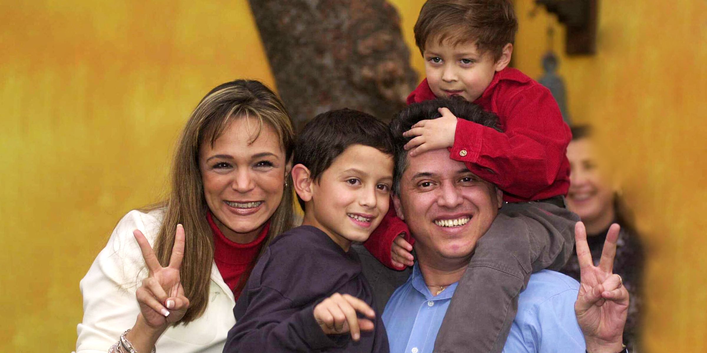 Mario Bezares con su mujer e hijos. | Foto: Getty Images