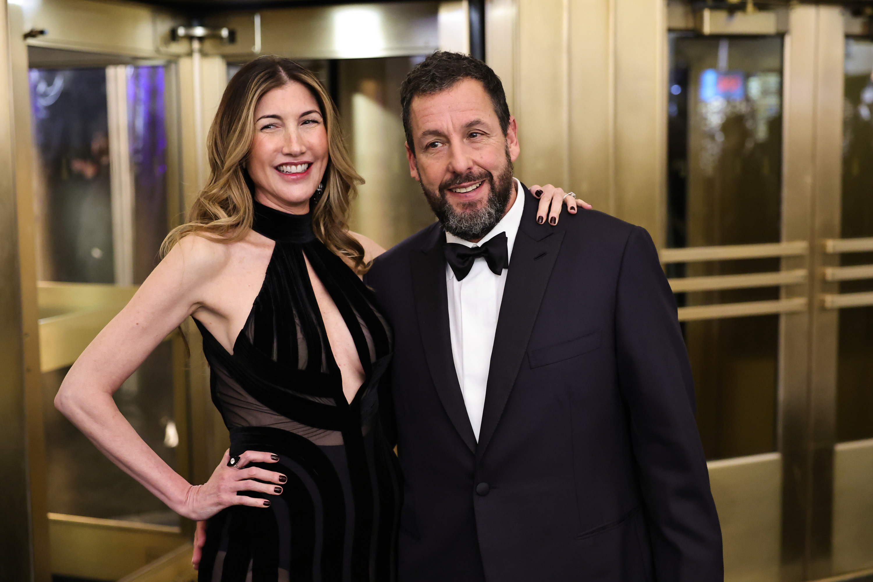 Jackie Sandler y Adam Sandler aparecen en "SNL50: The Anniversary Special" en el 30 Rockefeller Plaza el 16 de febrero de 2025, en Nueva York | Fuente: Getty Images