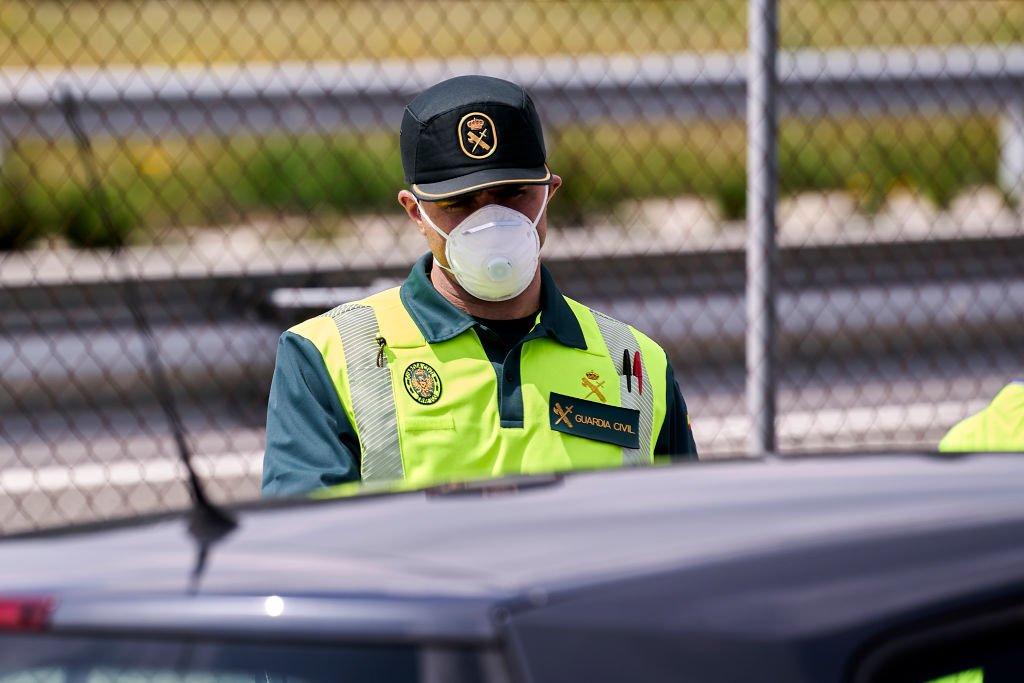 Un Guardia Civil durante su jornada en España. | Foto: Getty Images