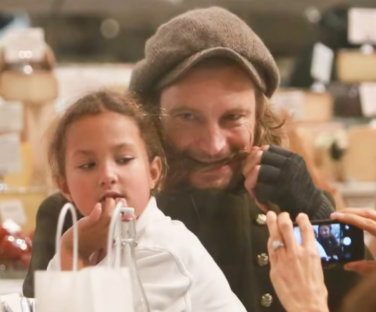 Una foto de Nahla Ariela con su padre Gabriel Aubry en un vídeo del 8 de diciembre de 2014 | Fuente: YouTube/@TMZ