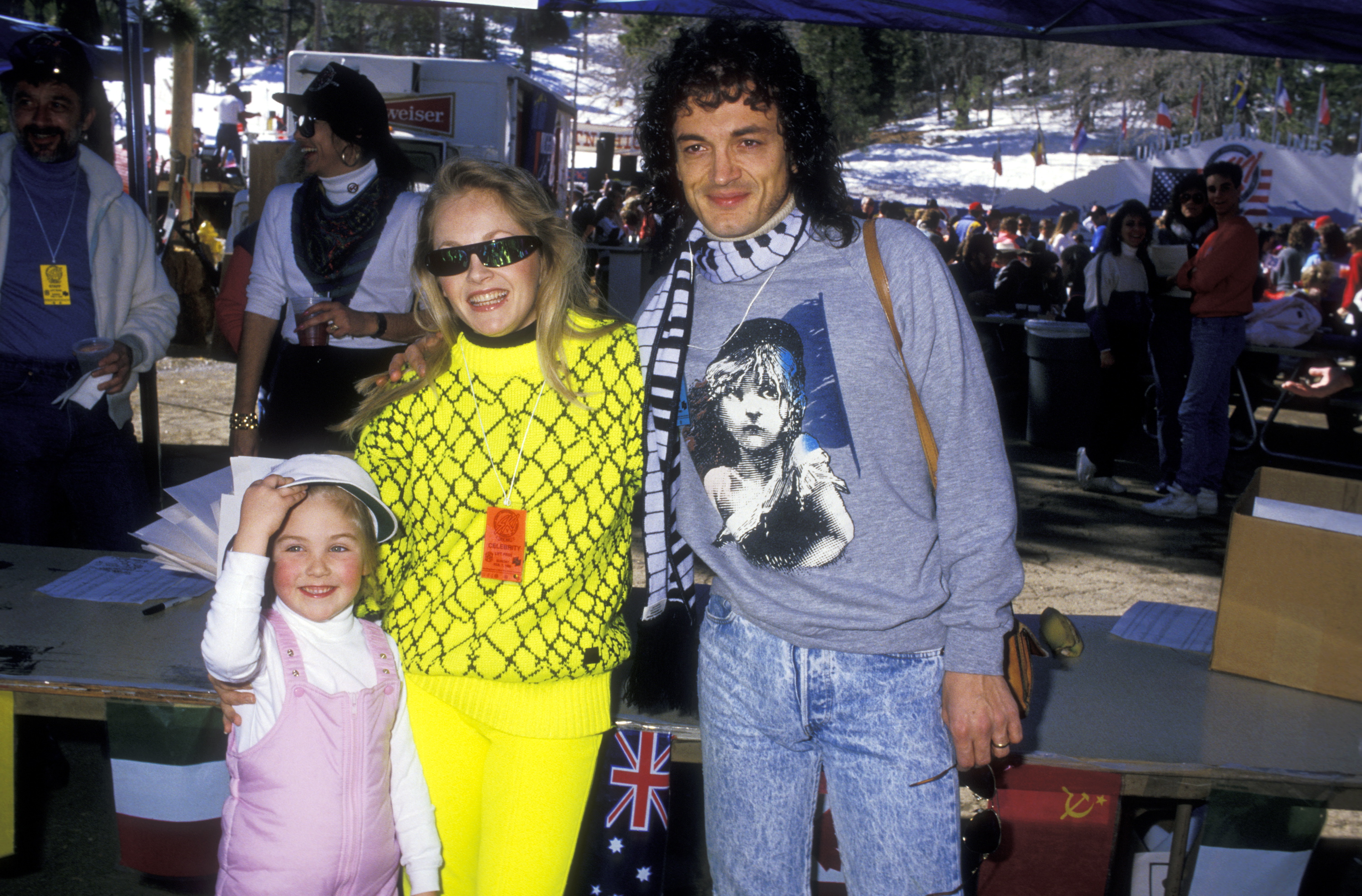 La actriz, su esposo, Domenick Allen, y su hija, Cherish Lee, asisten al Quinto Clásico Anual de Esquí de Celebridades Steve Kanaly Invitational a beneficio de March of Dimes el 7 de febrero de 1988 en California | Fuente: Getty Images