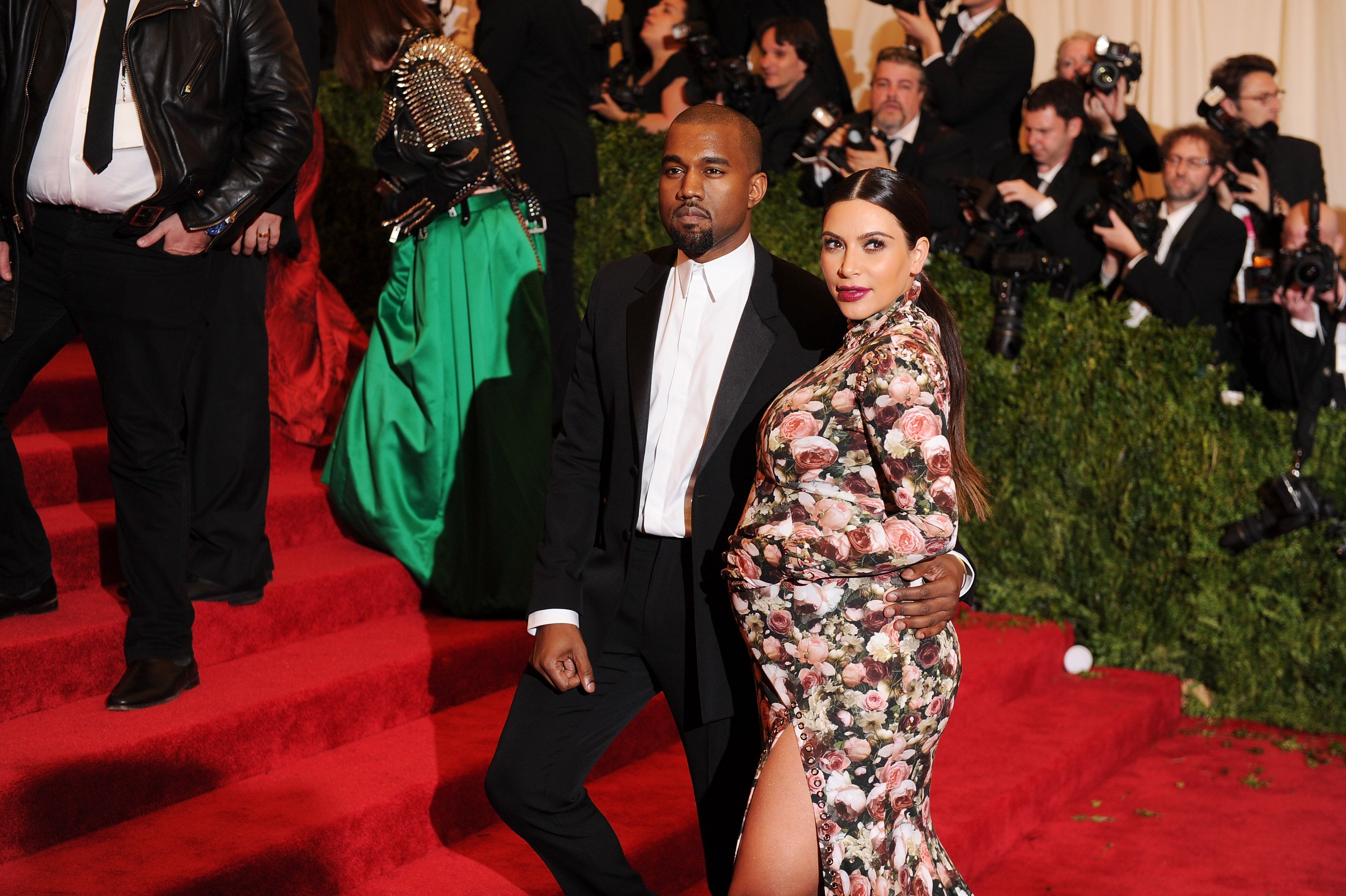 Kanye West y Kim Kardashian durante la Gala del Instituto del Traje para la exposición "PUNK: Chaos to Couture" en el Museo Metropolitano de Arte el 6 de mayo de 2013 en Nueva York | Foto: Getty Images