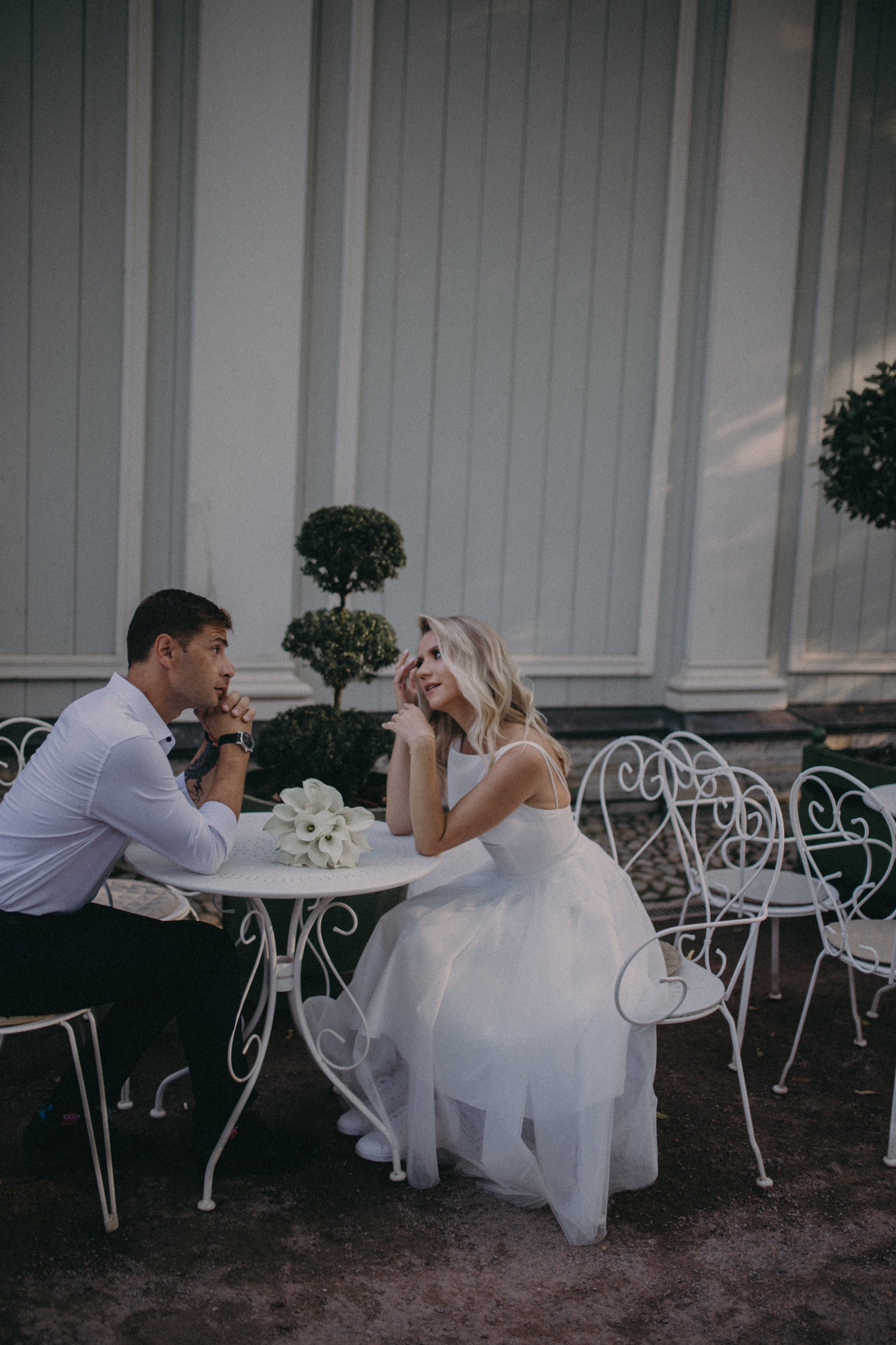 Pareja de recién casados conversando sentados | Foto: Pexels