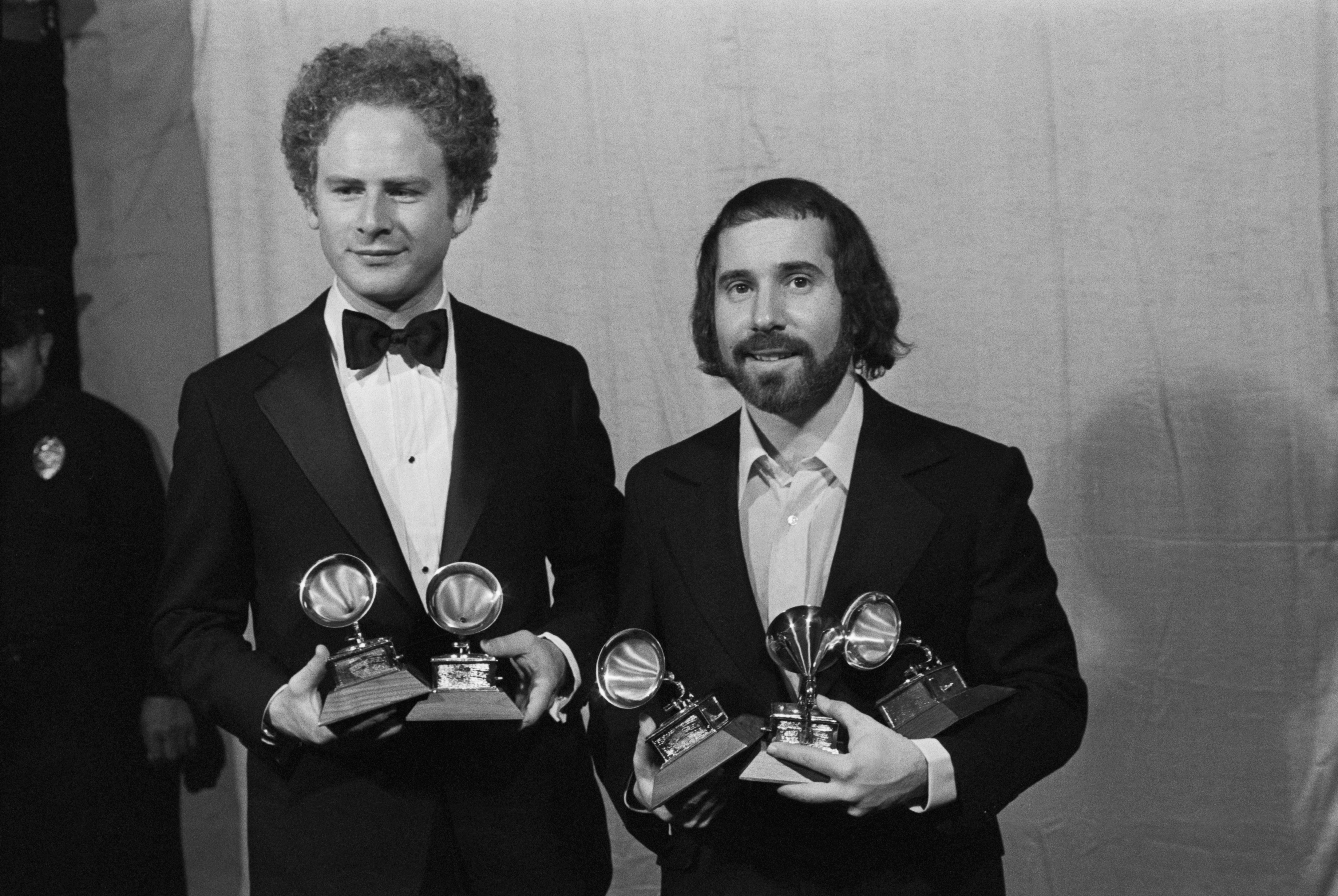 Arthur Garfunkel y Paul Simon sostienen un "Grammy" al mejor disco y al mejor álbum del año por "Bridge Over Troubled Water", en Hollywood, California, el 16 de mayo de 1971 | Fuente: Getty Images