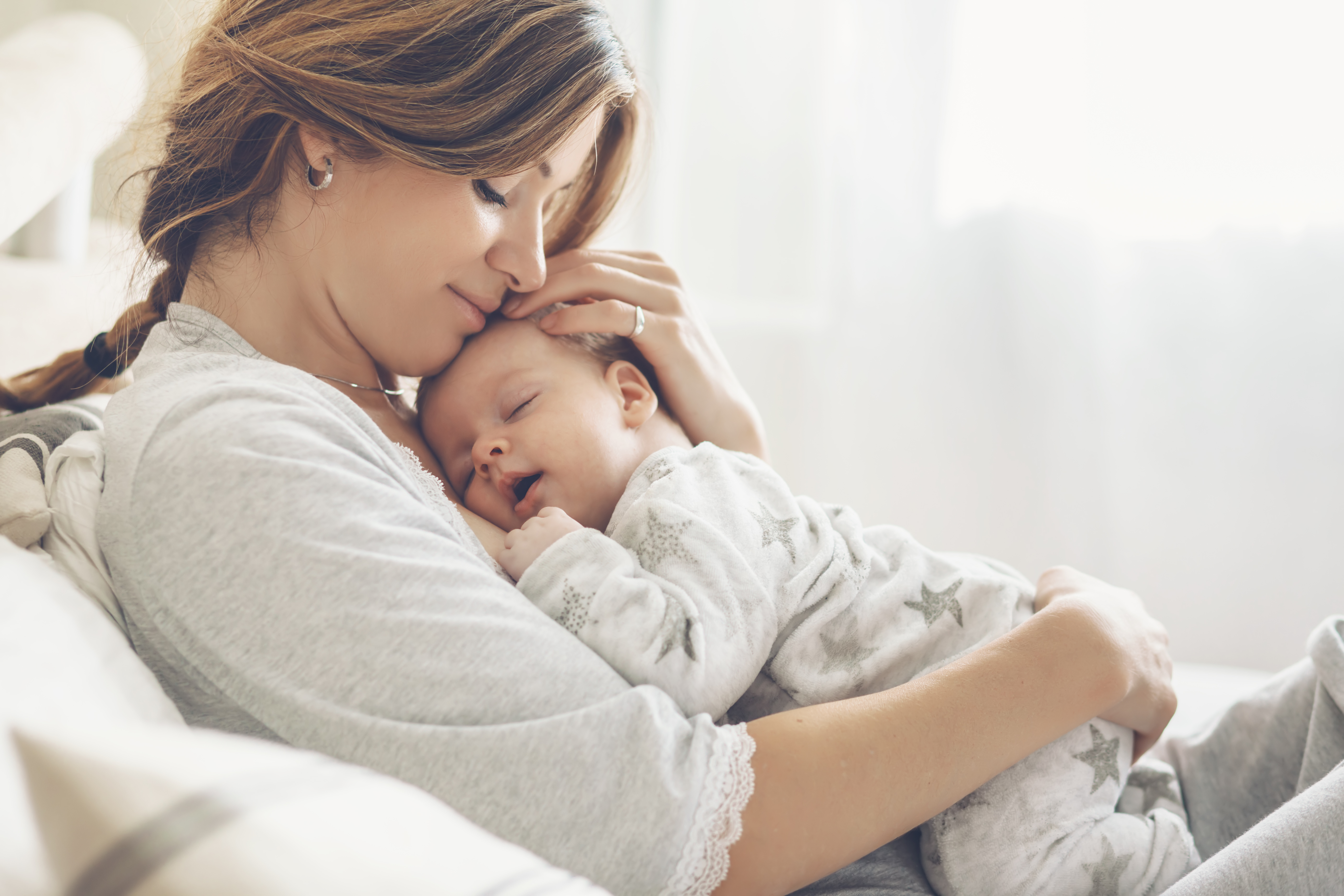 Una mujer abrazando a un recién nacido. | Foto: Shutterstock