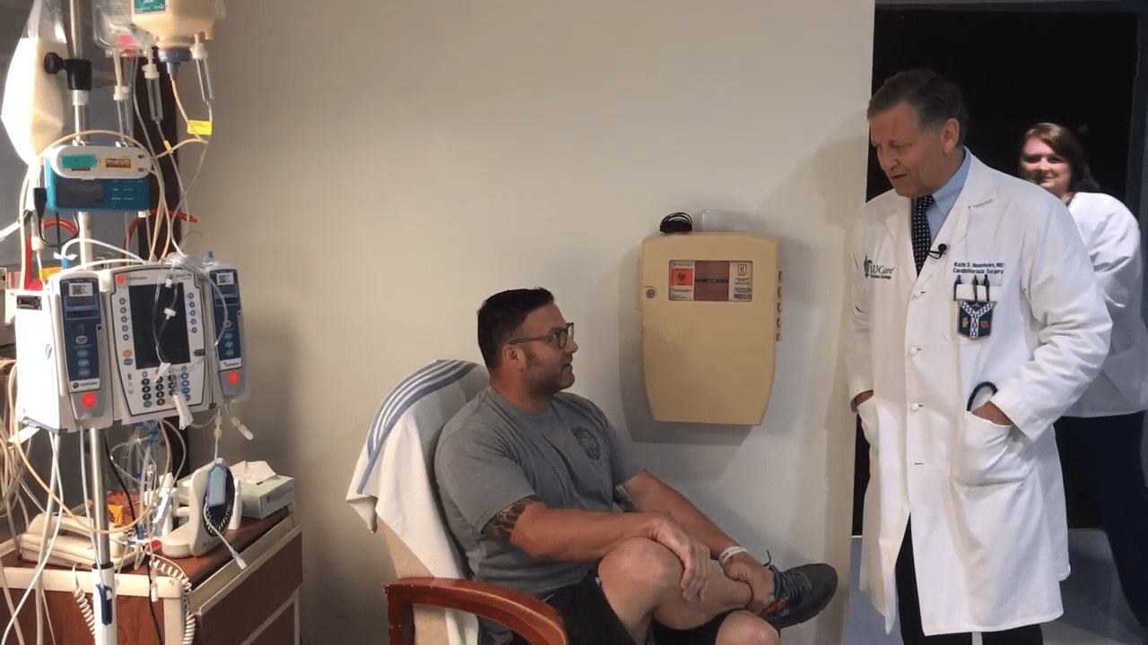 El Sgto. Mattaline en el hospital junto a un médico. │Imagen tomada de: YouTube /  SSM Health Saint Louis University Hospital