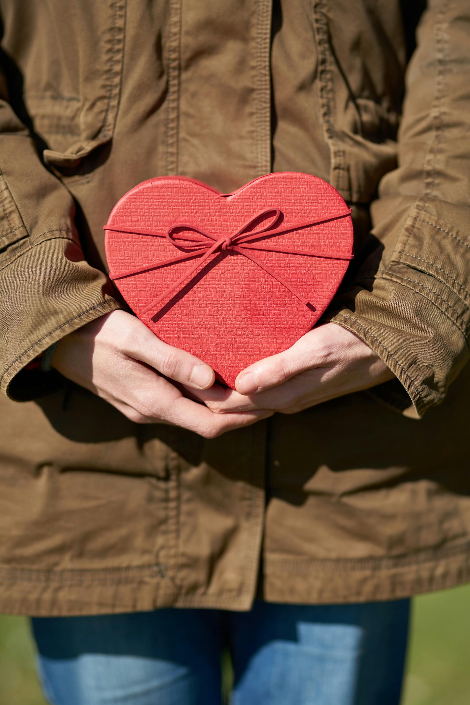 Persona sosteniendo un regalo en forma de corazón | Foto: Pexels