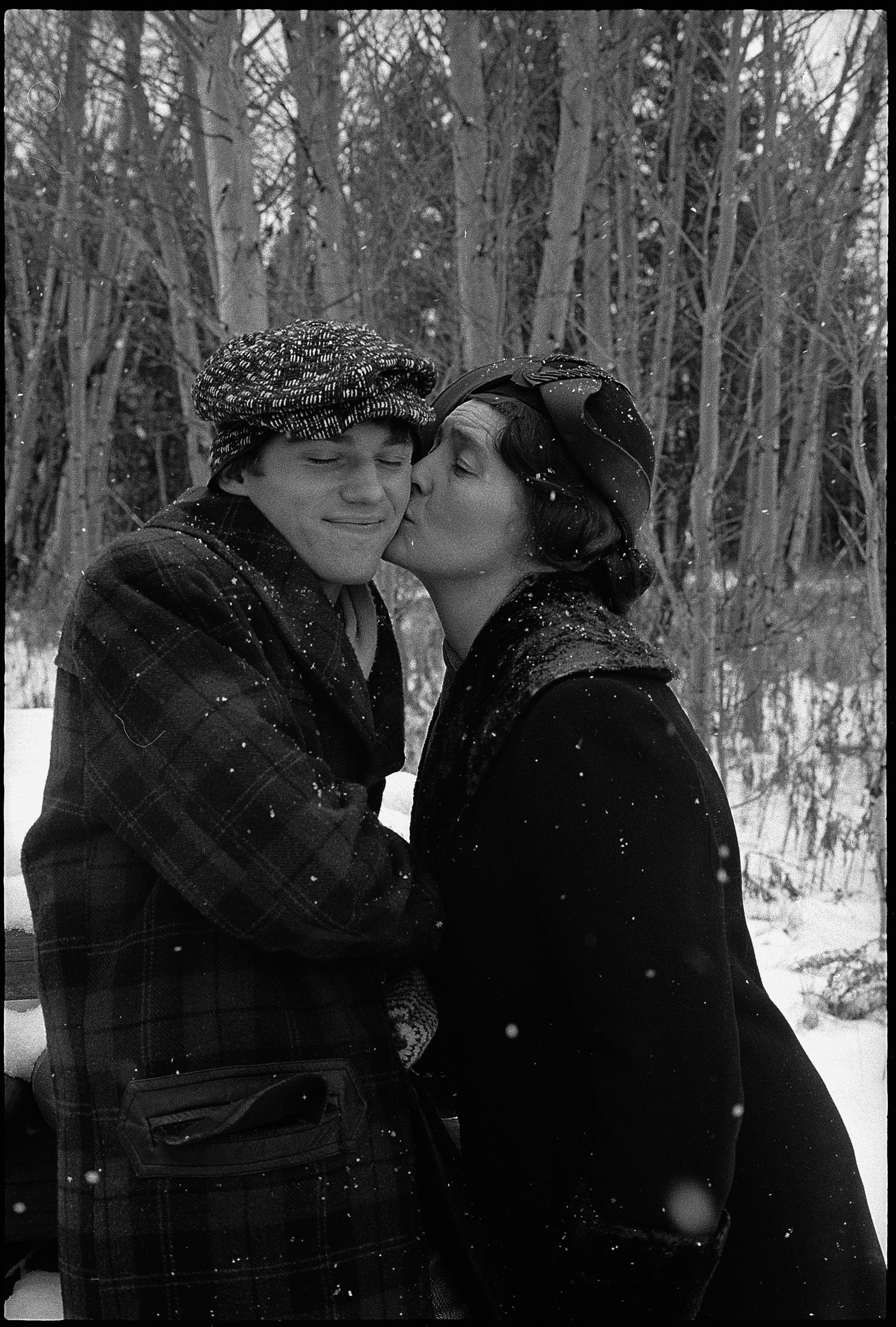 Richard Thomas y Patricia Neal en el plató de "The Homecoming: A Christmas Story", 1971 | Fuente: Getty Images