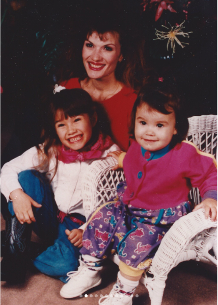 Una captura de pantalla de la estrella infantil con su madre y su hermana mayor de un post fechado el 14 de septiembre de 2024. | Fuente: Instagram/ddlovato