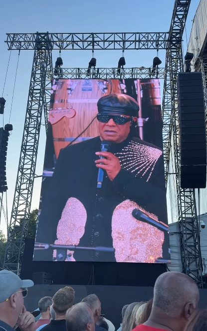 Stevie Wonder visto en la pantalla de un concierto hablando de los rumores sobre su vista durante la parada de su gira en Cardiff, Gales, el 10 de julio de 2025 | Fuente: Instagram/cardifflife.wales