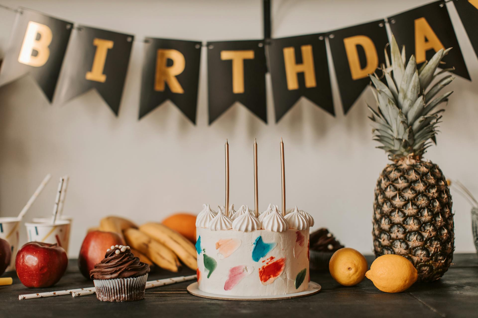 Un pastel de cumpleaños sobre una mesa | Fuente: Pexels