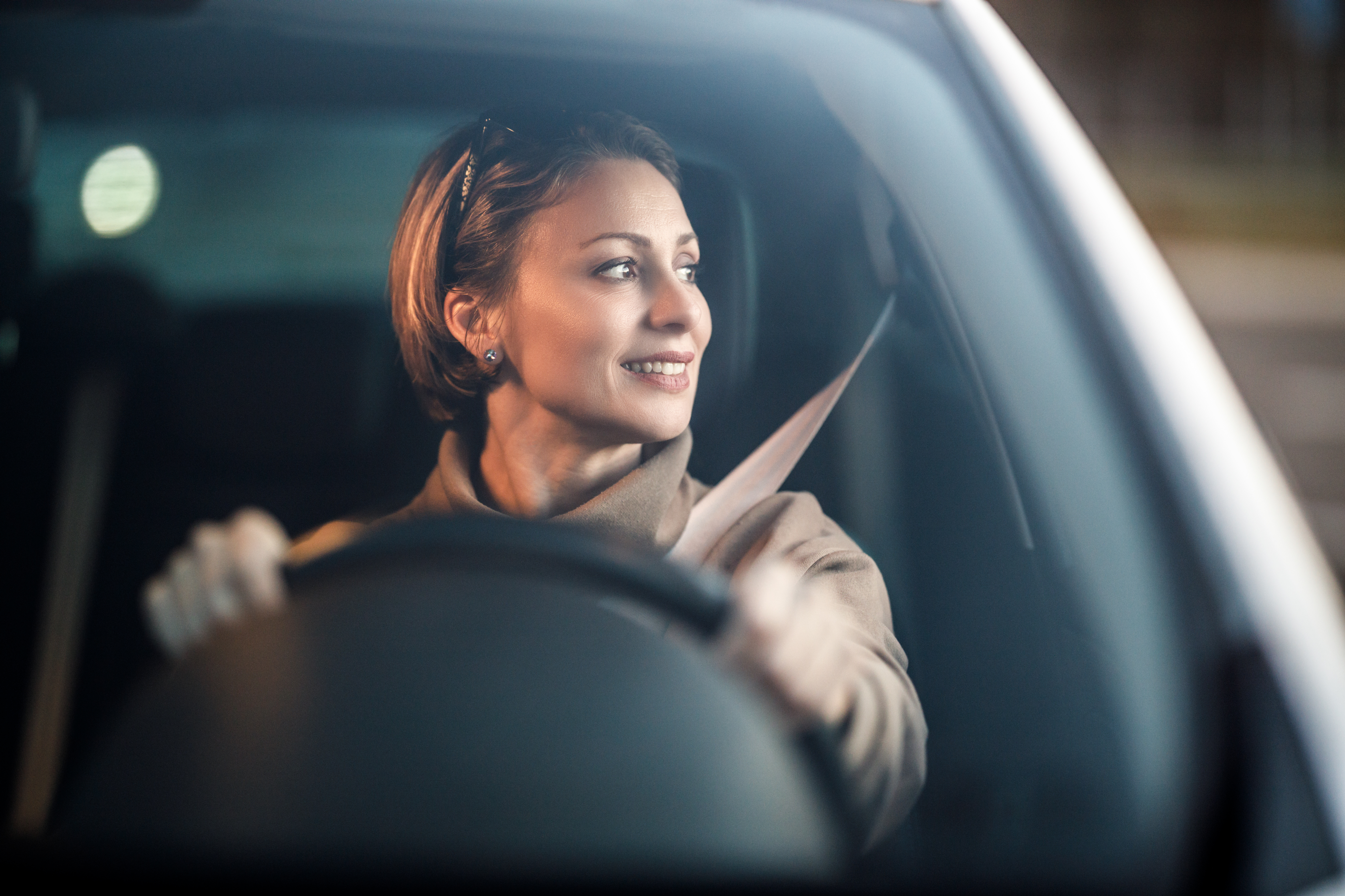 Toma de una atractiva mujer madura conduciendo su Automóvil. | Fuente: Shutterstock
