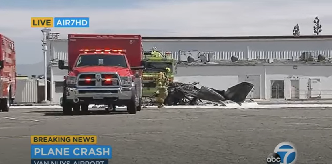 La escena del accidente del avión biplaza | Fuente: Youtube.com/KTLA 5