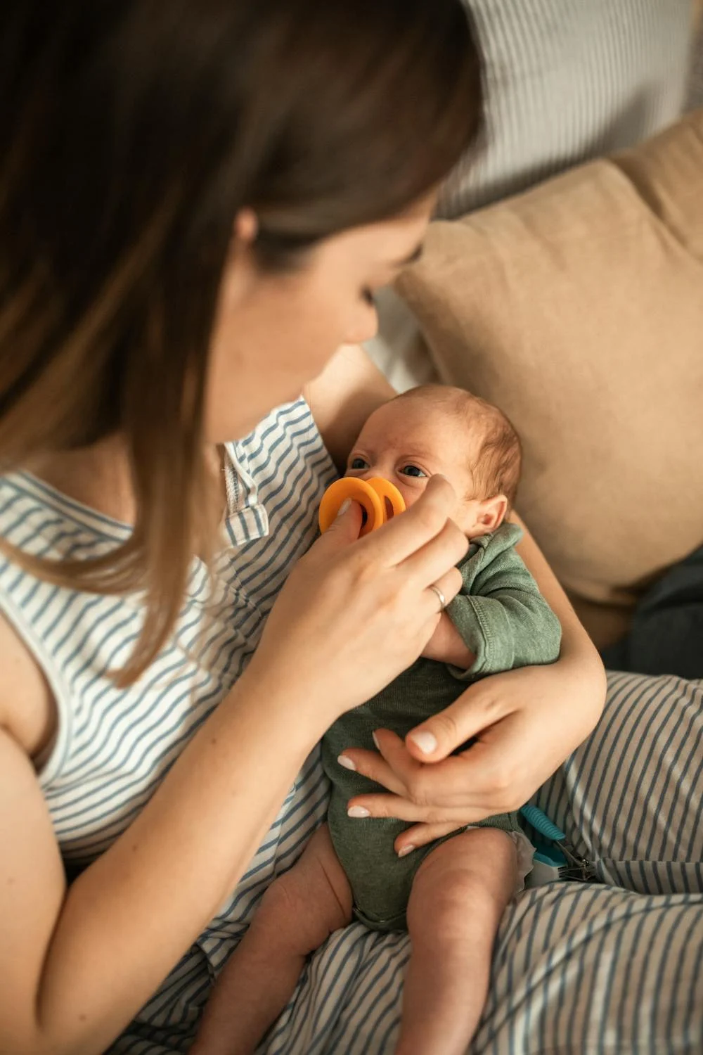 Una mujer con un bebé en brazos | Fuente: Pexels
