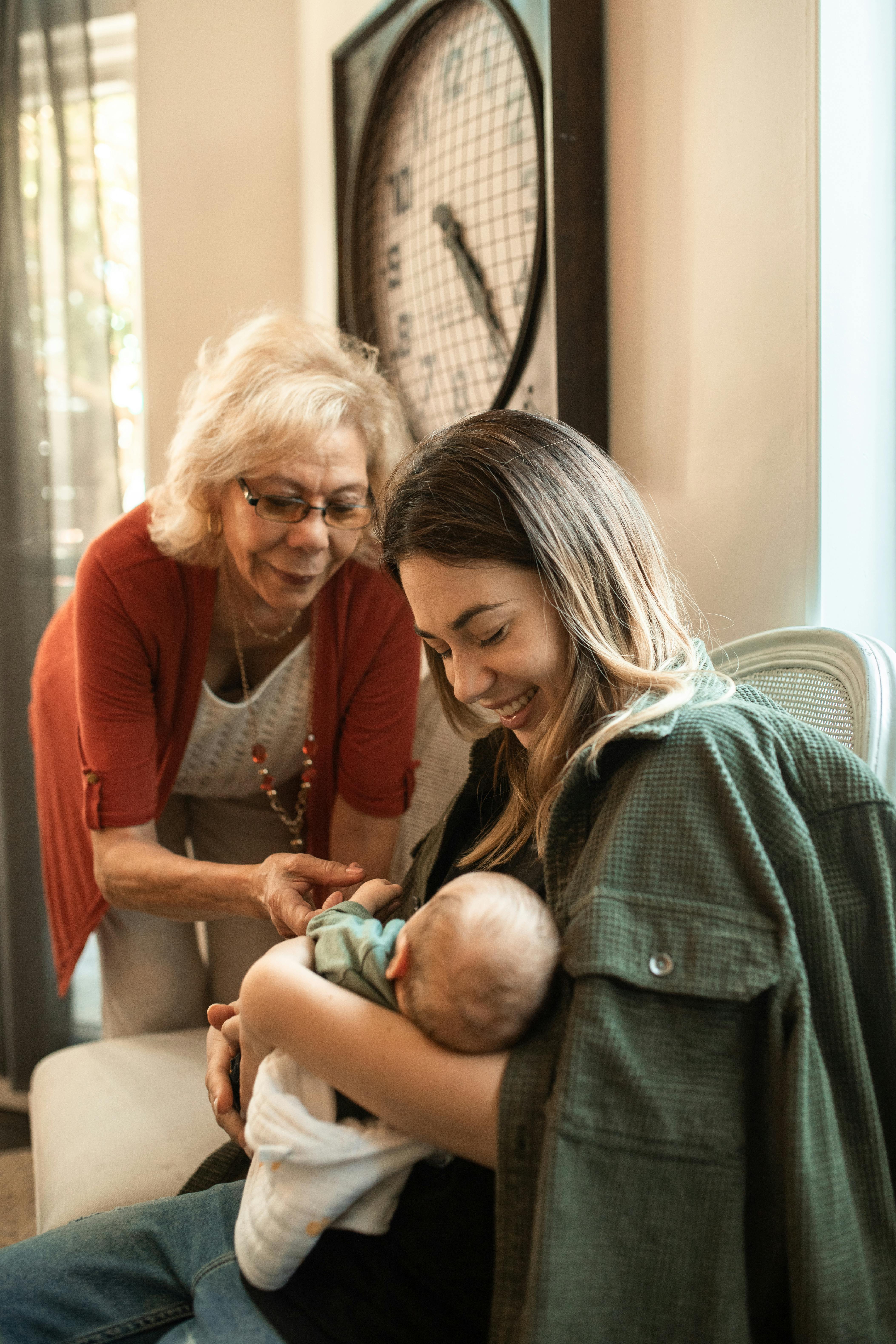 Una abuela arrulla a su nieto | Fuente: Pexels