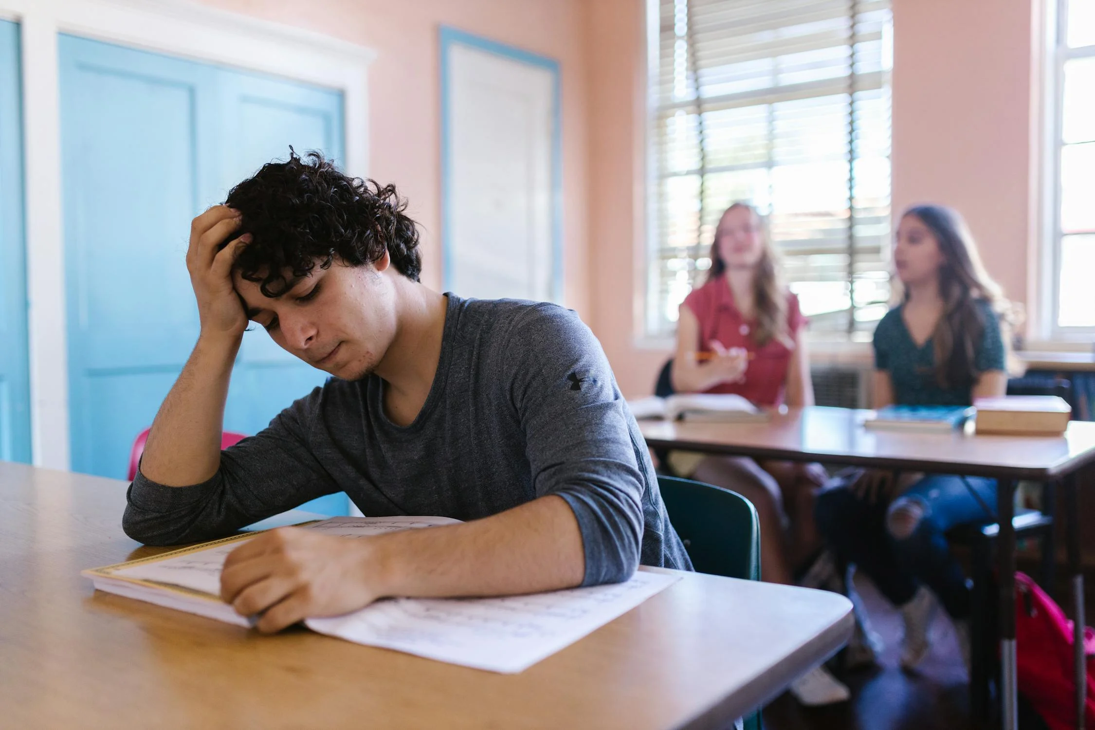 Un adolescente estudiando | Fuente: Pexels