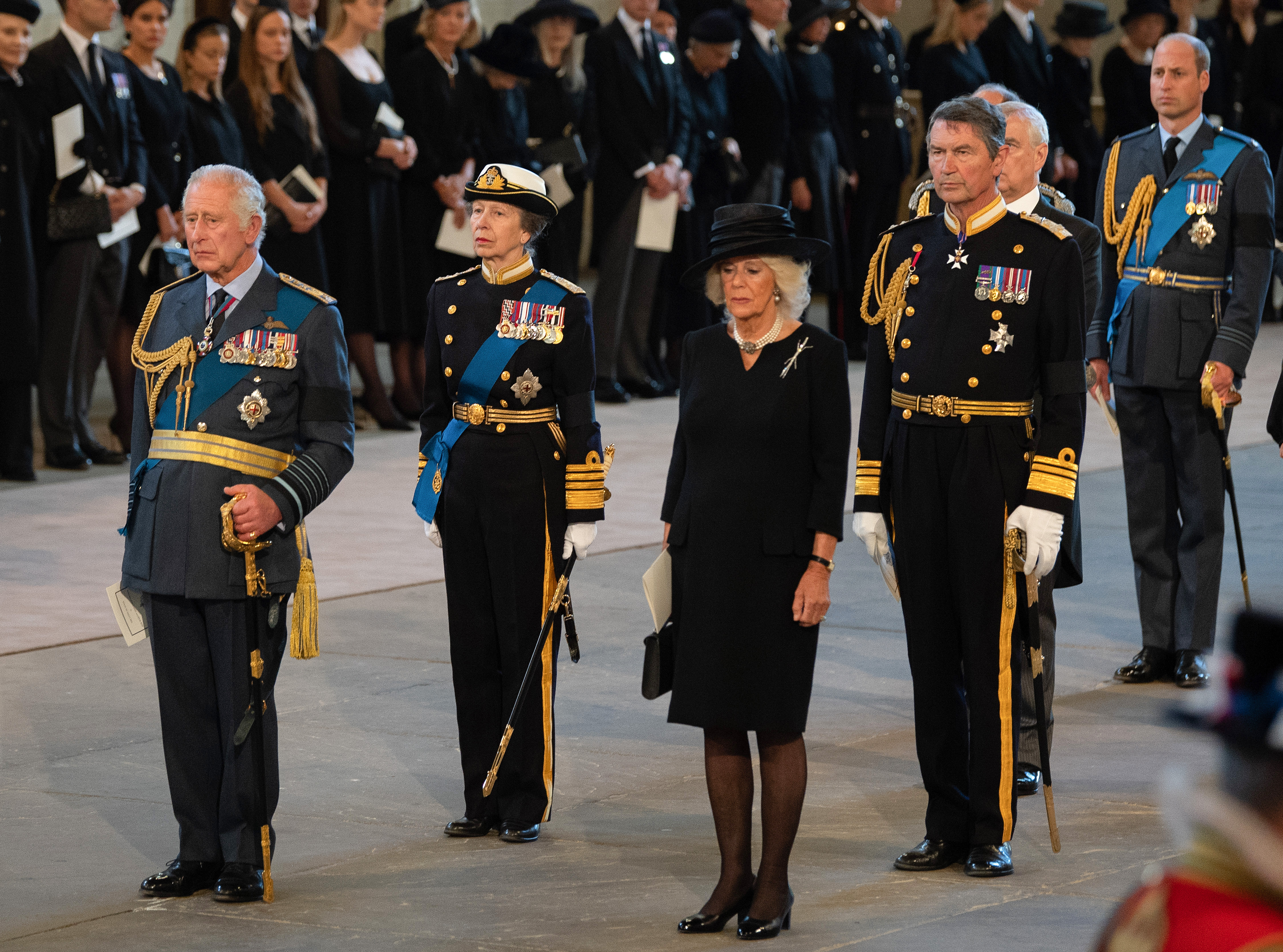 El rey Charles III, la reina Camilla y la princesa Anne presentando sus respetos en el Palacio de Westminster durante la procesión para la Lying-in State de la Reina Isabel II el 14 de septiembre de 2022, en Londres, Inglaterra. | Fuente: Getty Images