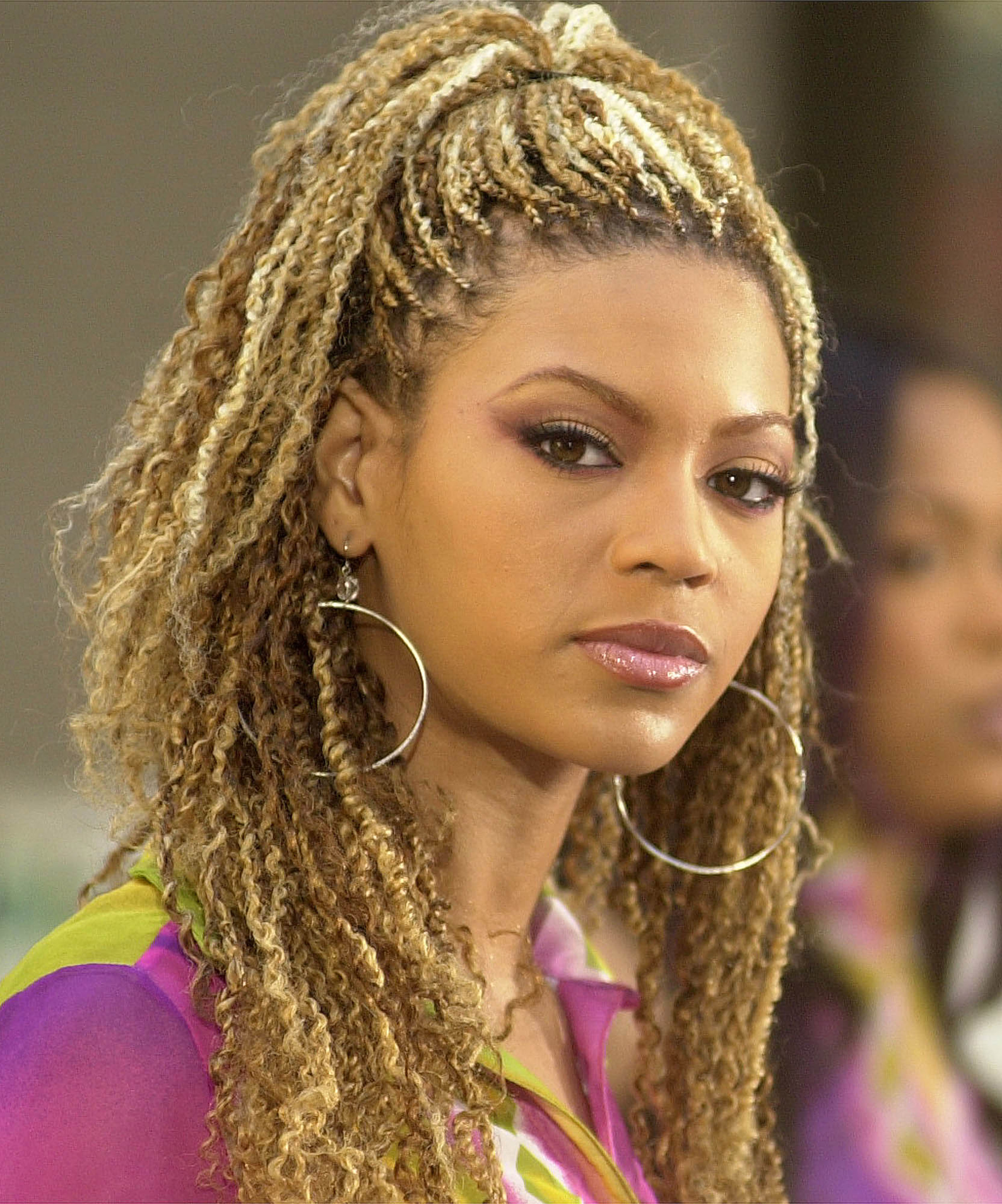 Beyoncé luce trenzas rubias durante una aparición de Destiny's Child en el programa «Today» de la NBC en mayo de 2001. Mucho antes de lanzar Cécred, ya tenía una relación diferente con el cuidado del cabello, algo de lo que habló más tarde en una entrevista para i-D en 2006. | Fuente: Getty Images