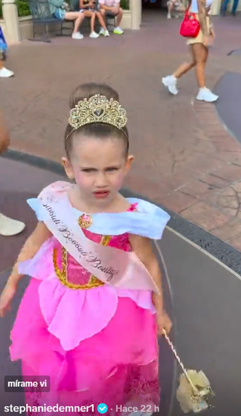 Arianna, hija de Stephanie Demner, tras salir de la tienda de ropa en Disney | Fuente: TikTok/stephaniedemner1