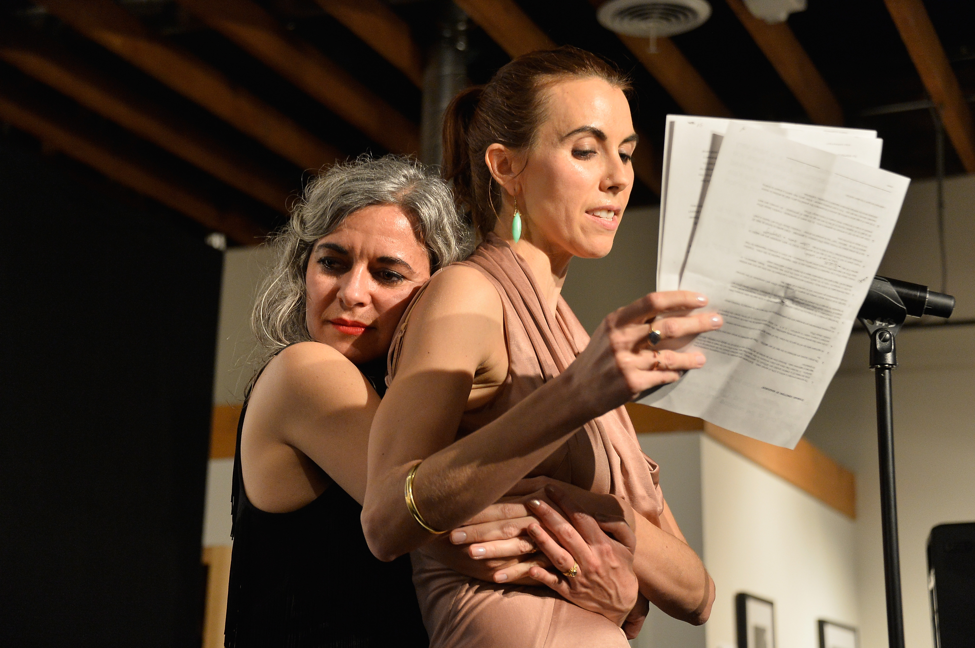 Laela y Naomi Wilding asisten a la subasta benéfica de arte de la Fundación Elizabeth Taylor contra el SIDA el 27 de febrero de 2014, en Los Ángeles, California. | Fuente: Getty Images