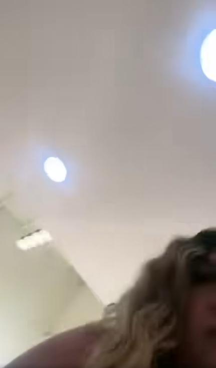 Mujer que toma el teléfono de Valeria tras ser atacada en la estética | Fuente: Facebook/Uruapan Online+ Plus