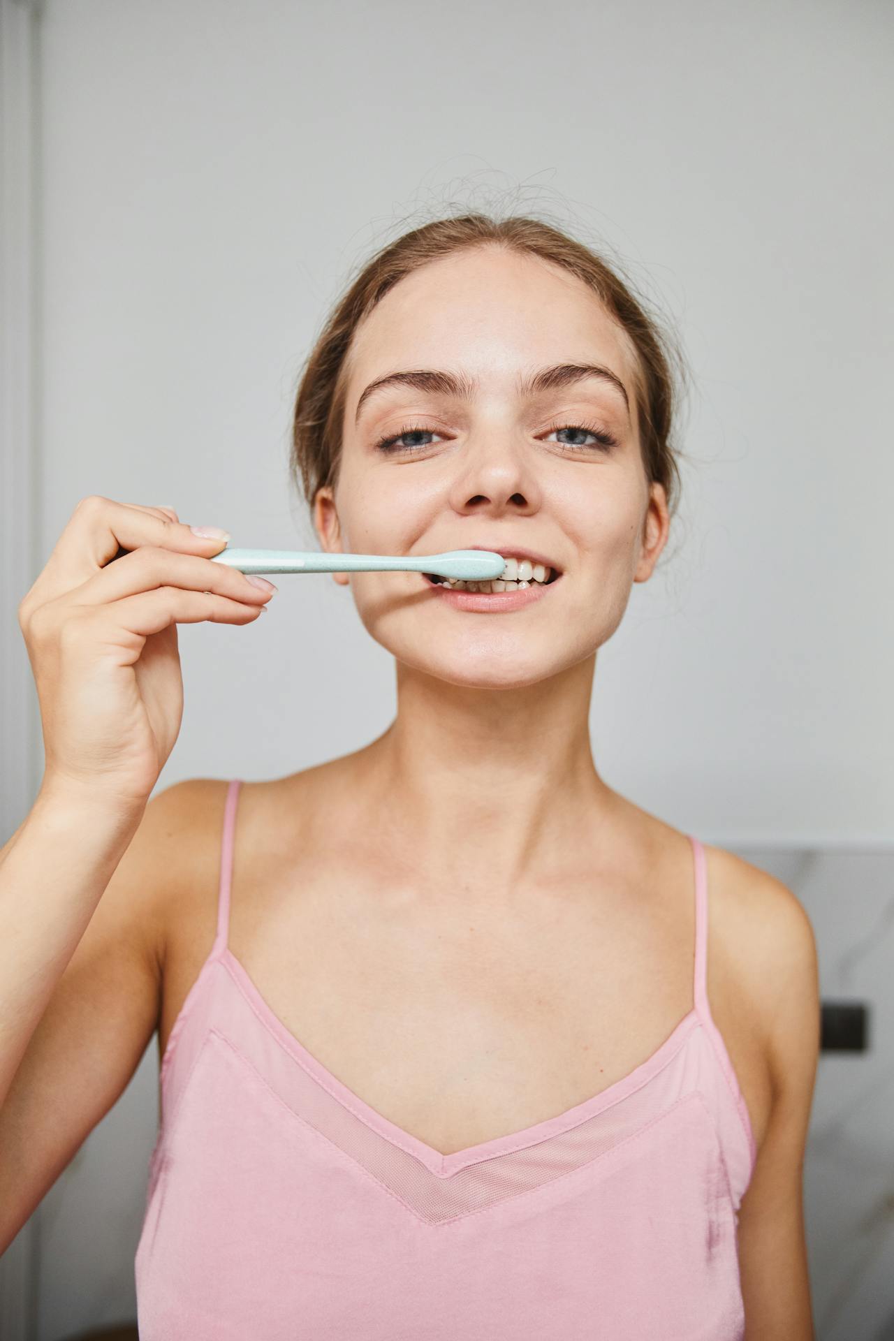 Una mujer cepillándose los dientes | Fuente: Pexels