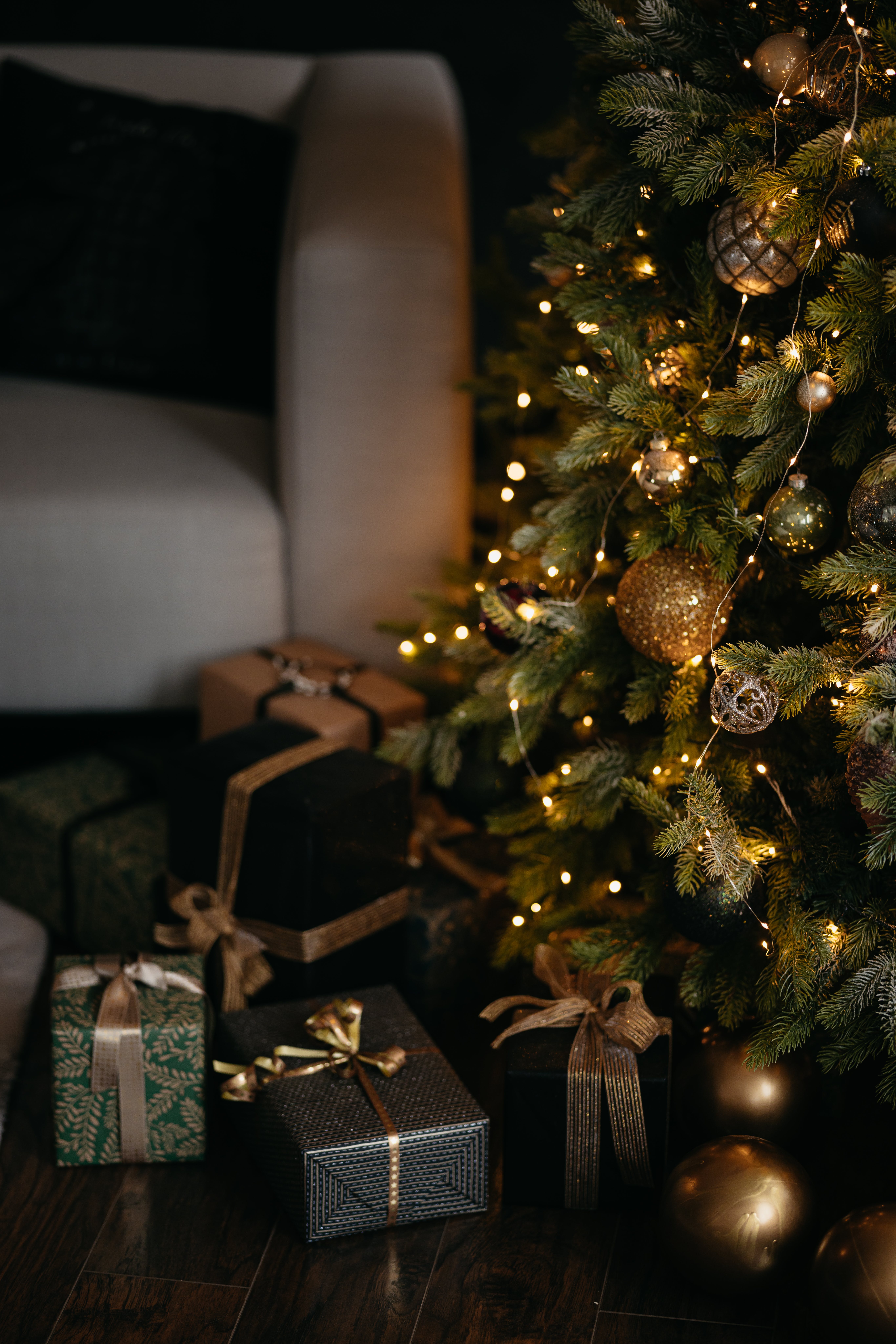 Un árbol de Navidad y regalos | Foto: Pexels