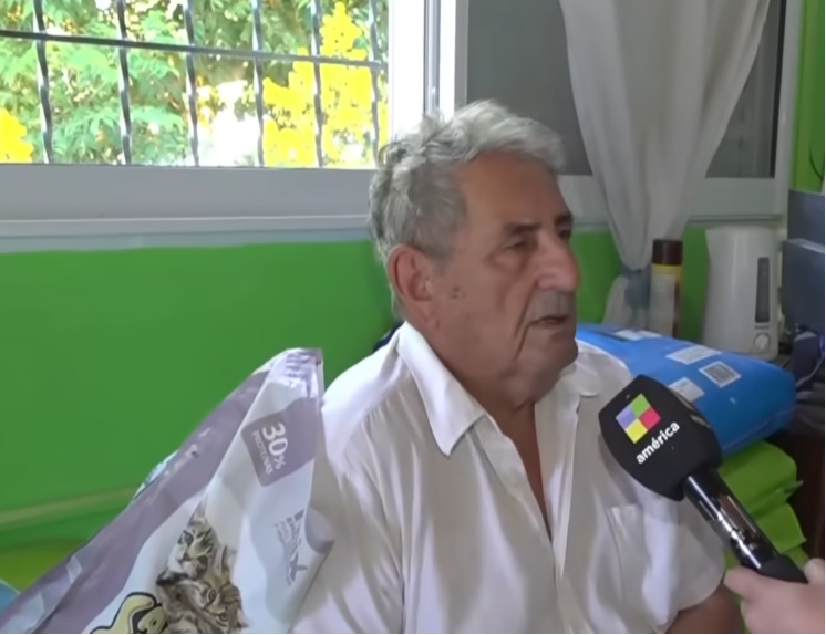El abuelo del tirador siendo entrevistado por un corresponsal | Fuente: YouTube/A24com