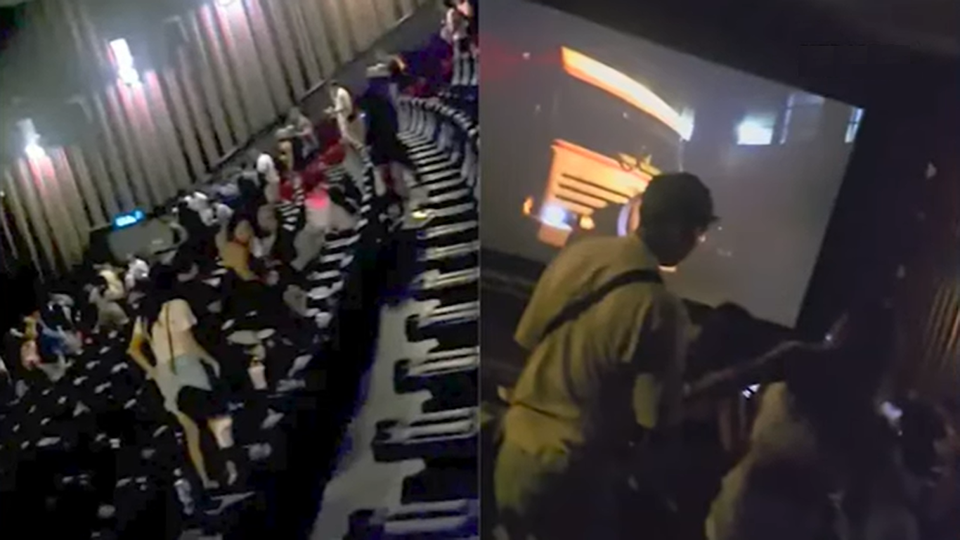 Imágenes de las personas abandonando la sala de cine | Fuente: YouTube/El Heraldo de México