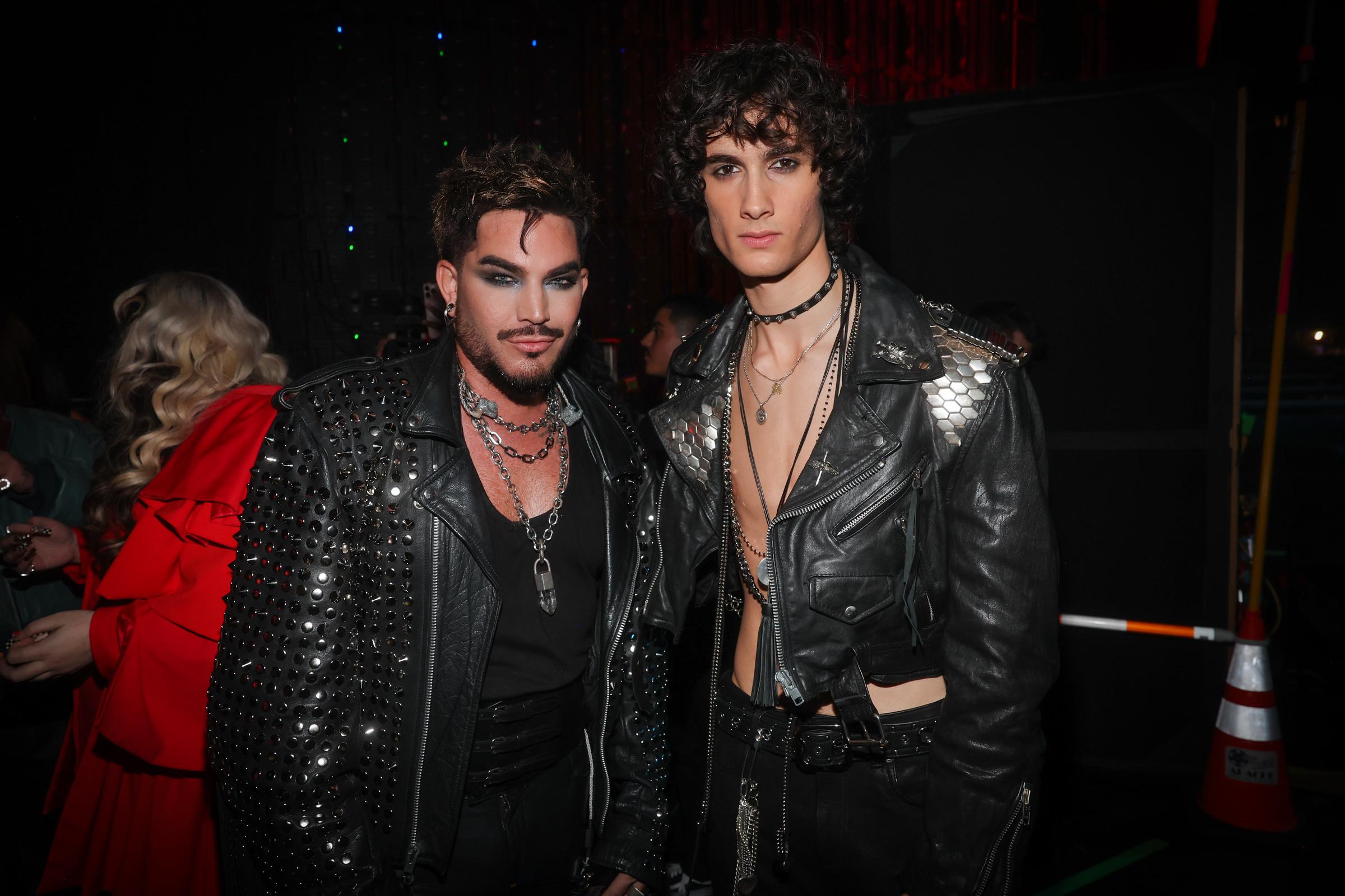 Adam Lambert y Sombr posan entre bastidores en los MTV Video Music Awards de 2026 tras participar en el homenaje a George Michael, repleto de estrellas. | Fuente: Getty Images