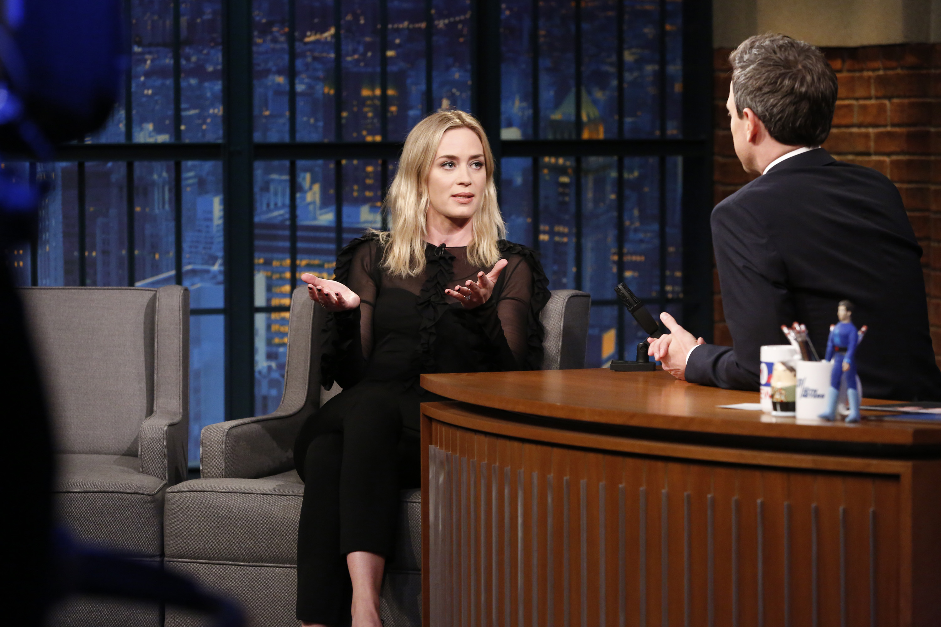 Emily Blunt habla durante su aparición en "Late Night with Seth Meyers" el 3 de abril de 2018 | Fuente: Getty Images