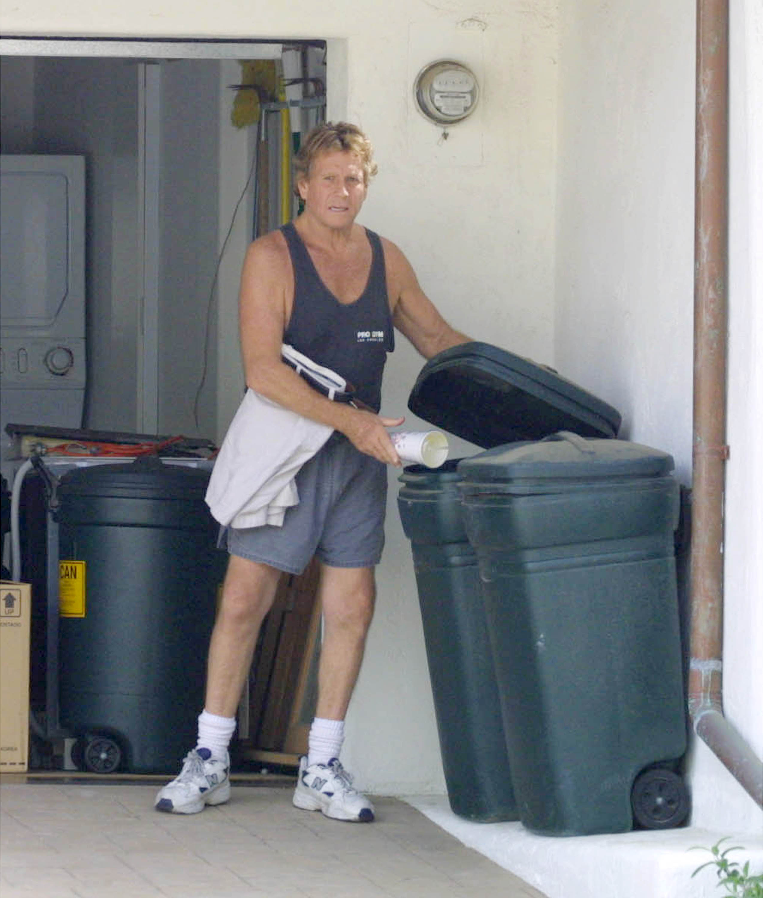 Ryan O'Neal frente a su casa el 5 de junio de 2001 en Malibú, California | Fuente: Getty Images
