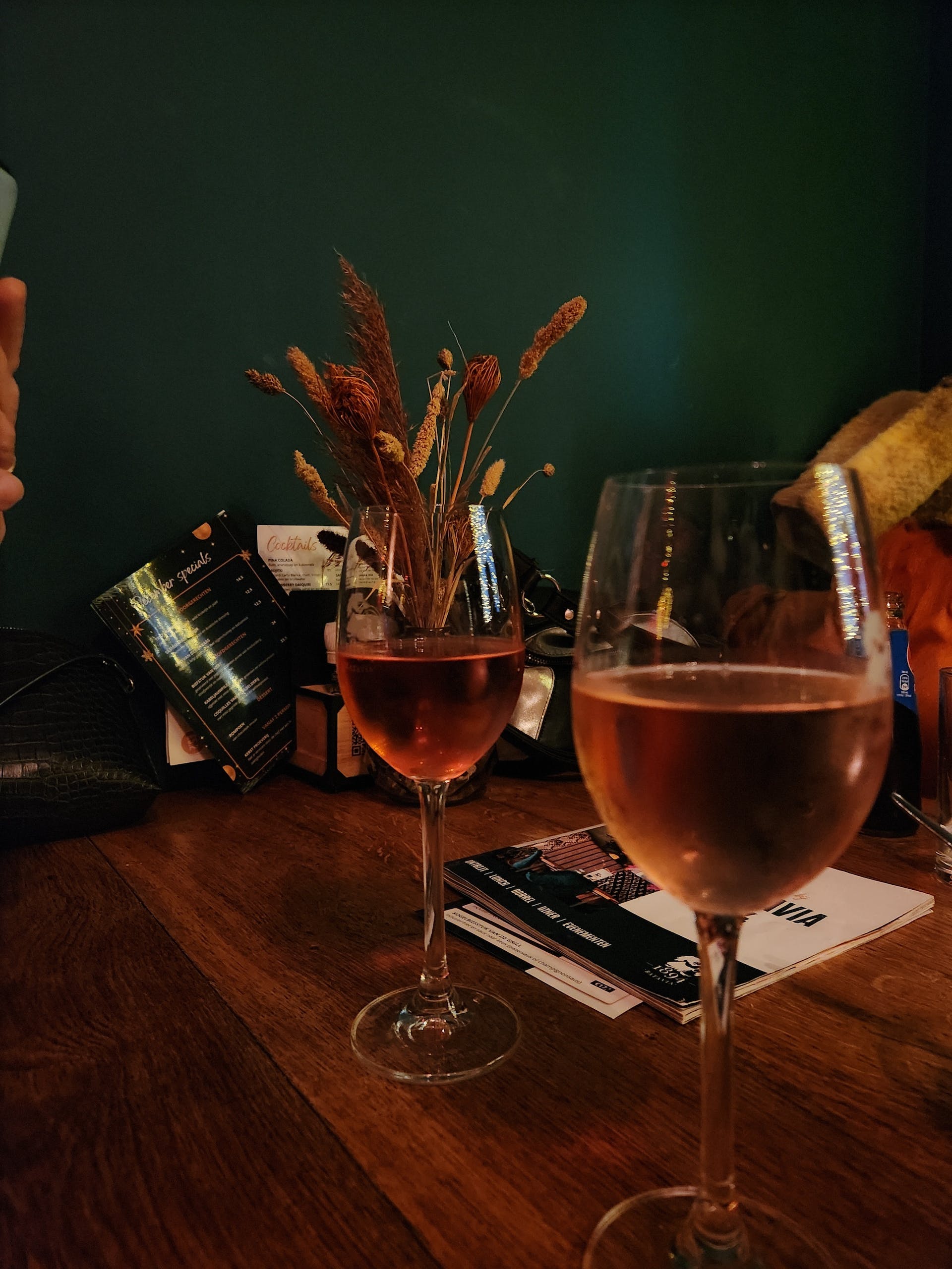 Copas de vino sobre la mesa | Foto: Pexels