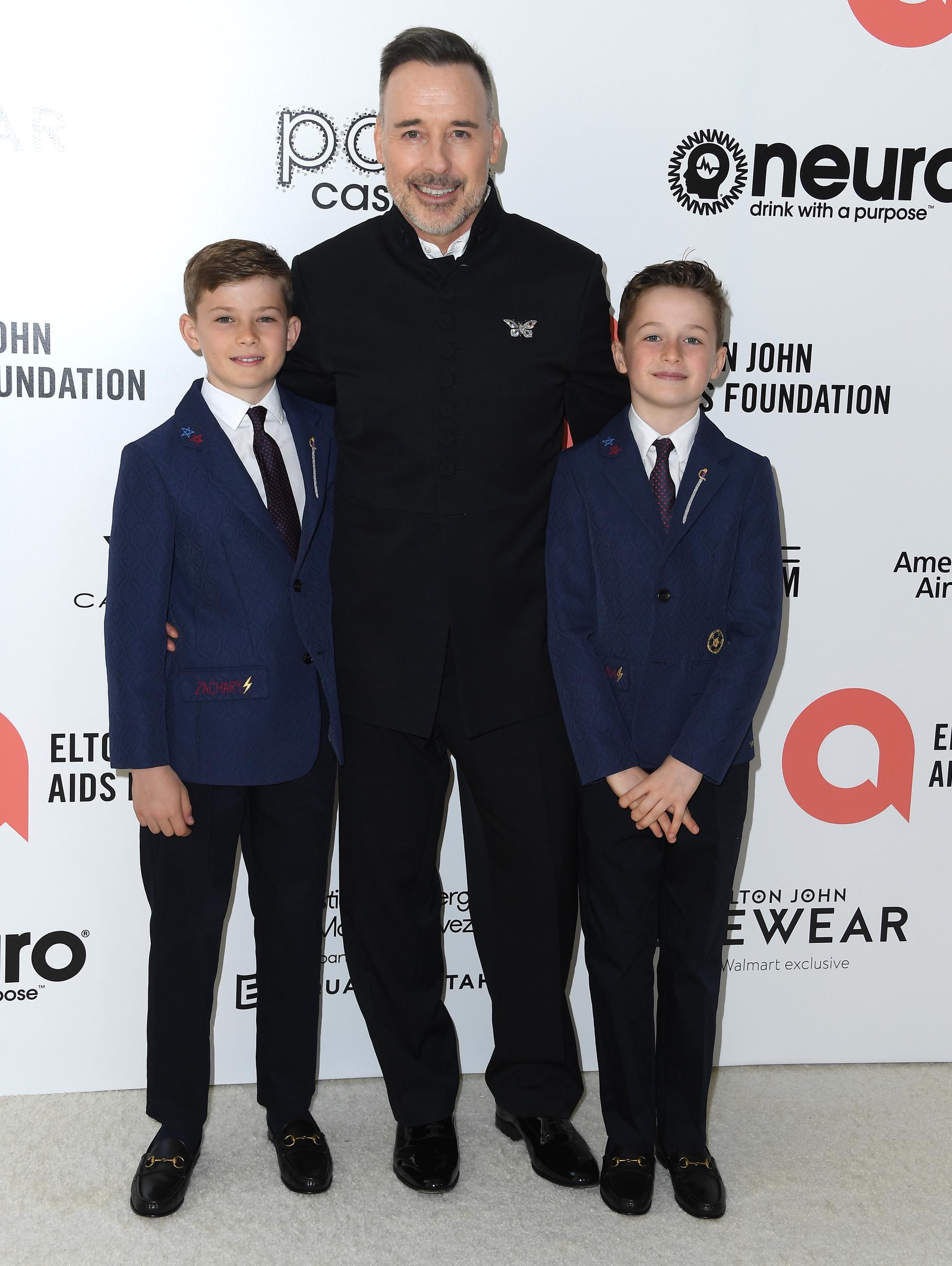 David Furnish con sus hijos Zachary y Elijah en la 30.ª fiesta anual de la Fundación Elton John contra el SIDA para ver los Premios de la Academia, celebrada en West Hollywood, California, el 27 de marzo de 2022. | Fuente: Getty Images