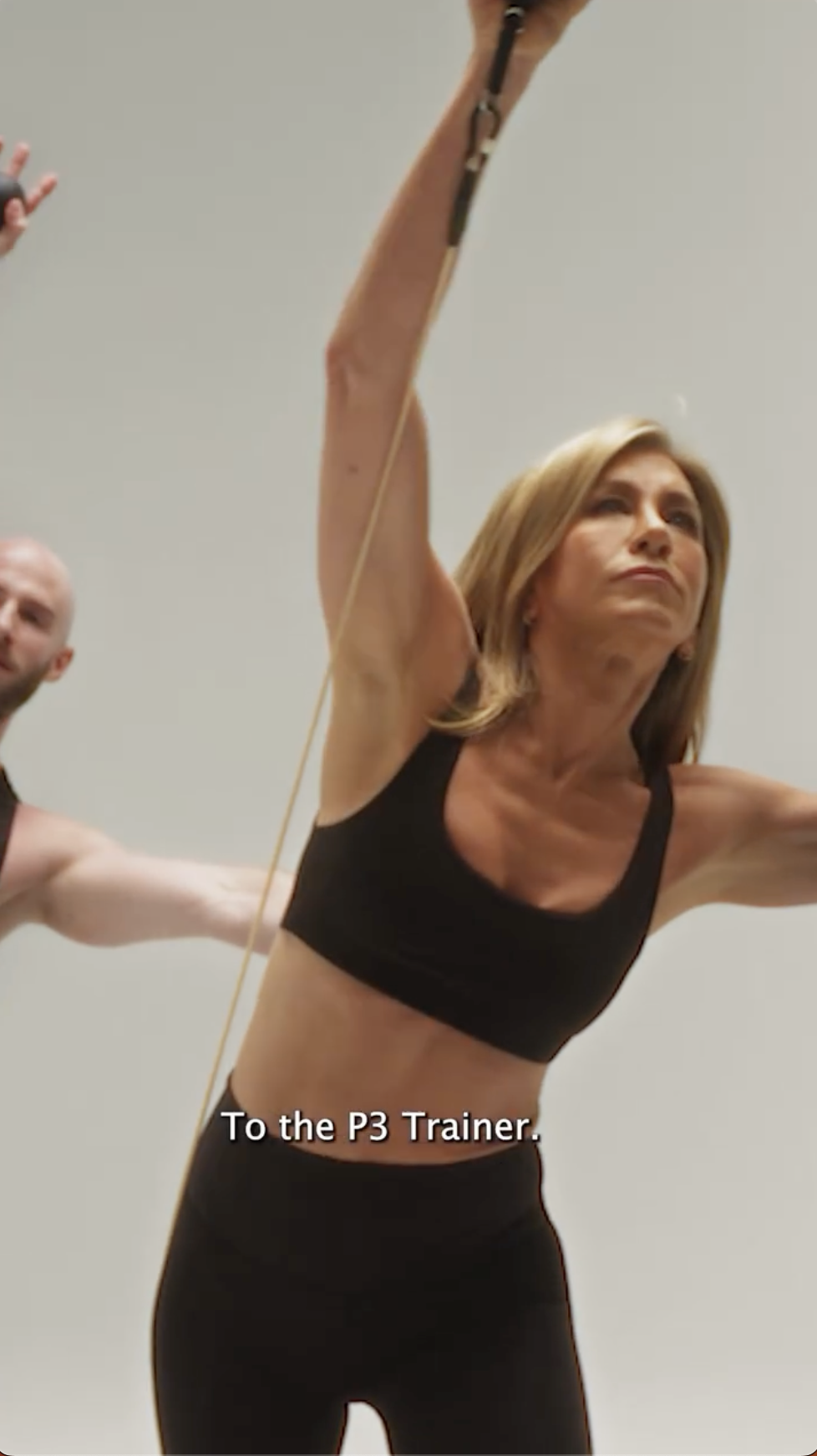 Jennifer Aniston utiliza el P3 Trainer, extendiendo los brazos para trabajar la espalda, los hombros y el tronco | Fuente: Instagram/pvolve