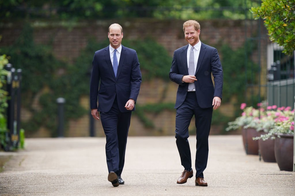 William y Harry en los jardines del palacio de Kensington, 1 de julio de 2021. | Foto: Getty Images
