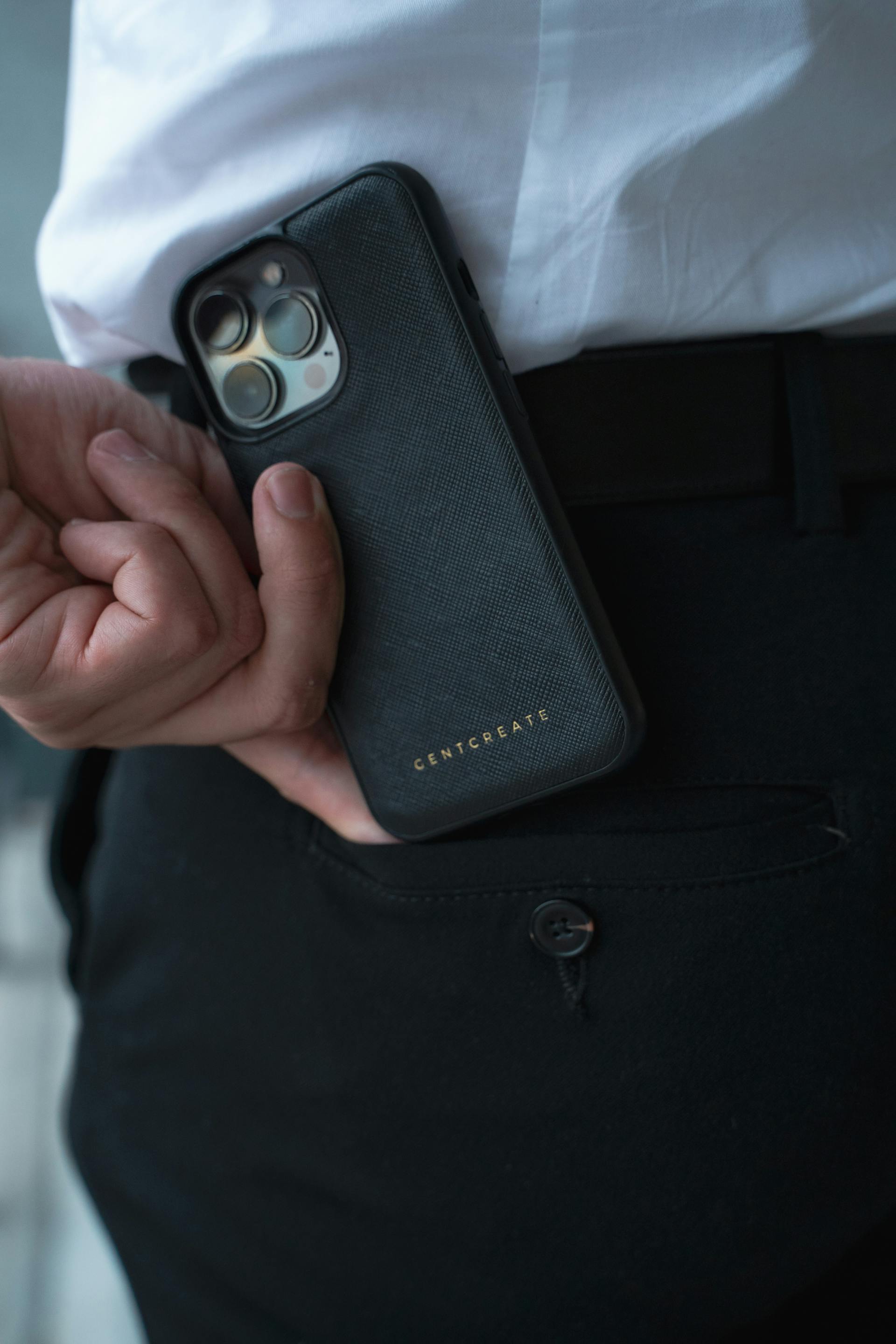 Un hombre sacando su teléfono del bolsillo | Fuente: Pexels