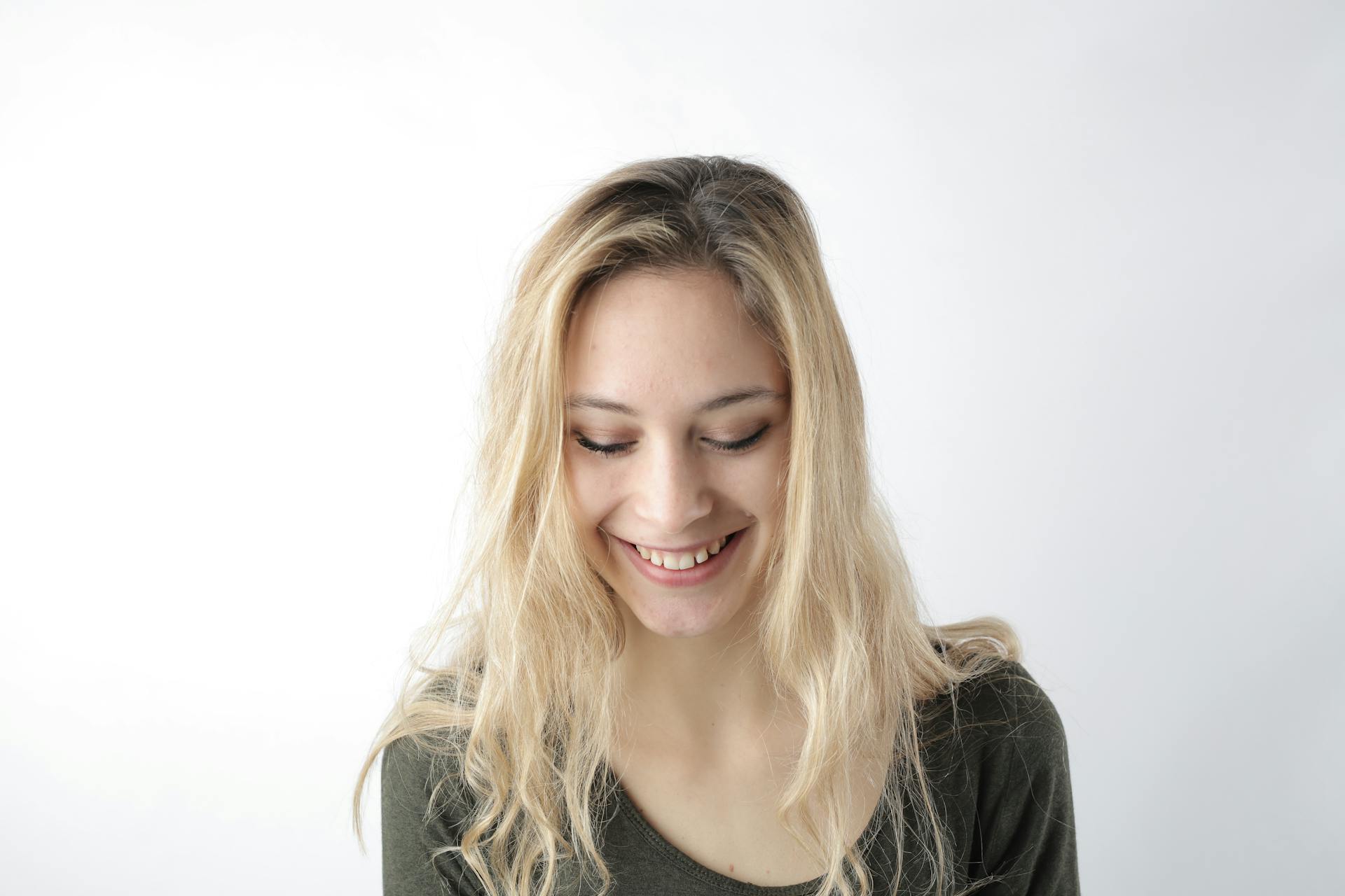 Una mujer sonriendo | Fuente: Pexels