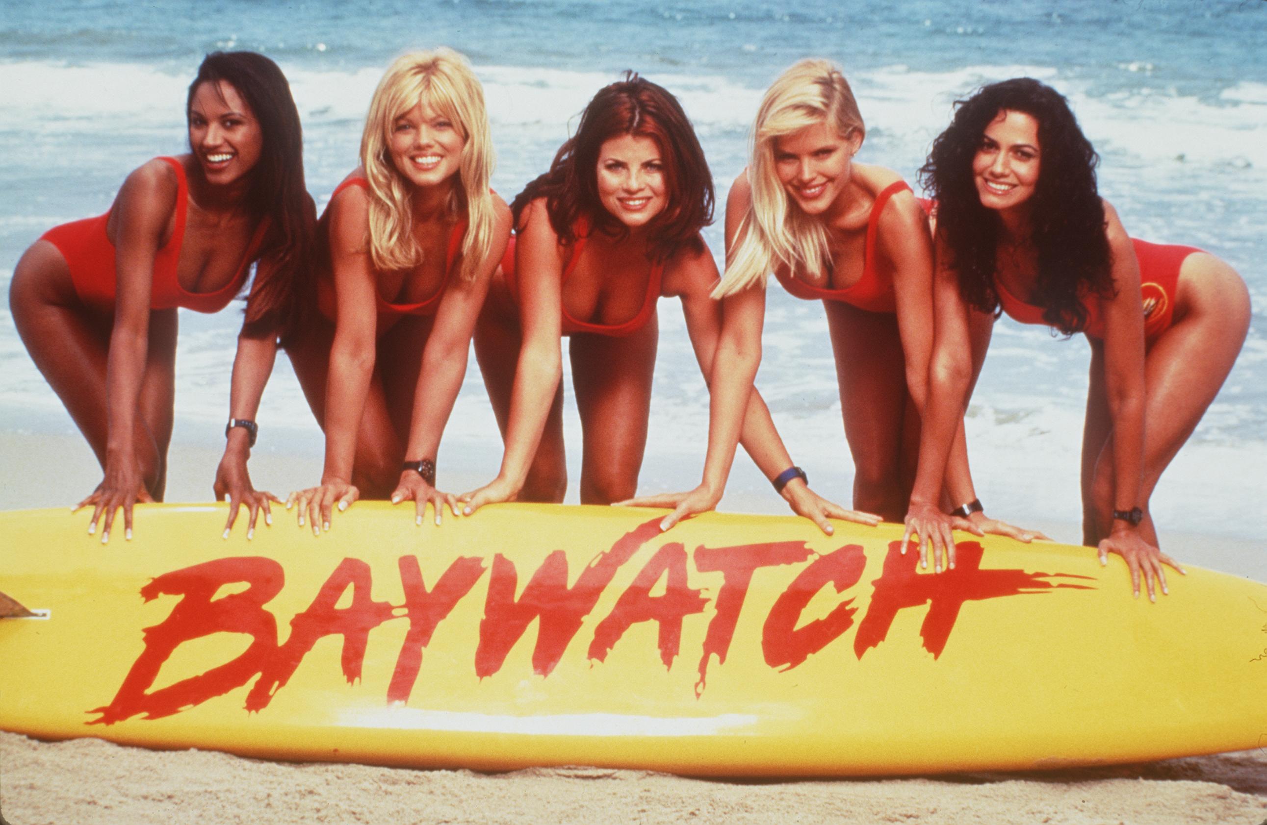 De izq. a dcha.: Traci Bingham, Donna D'Errico, Yasmine Bleeth, Gena Lee Nolin y Nancy Valen en el plató de "Baywatch", 1999 | Fuente: Getty Images