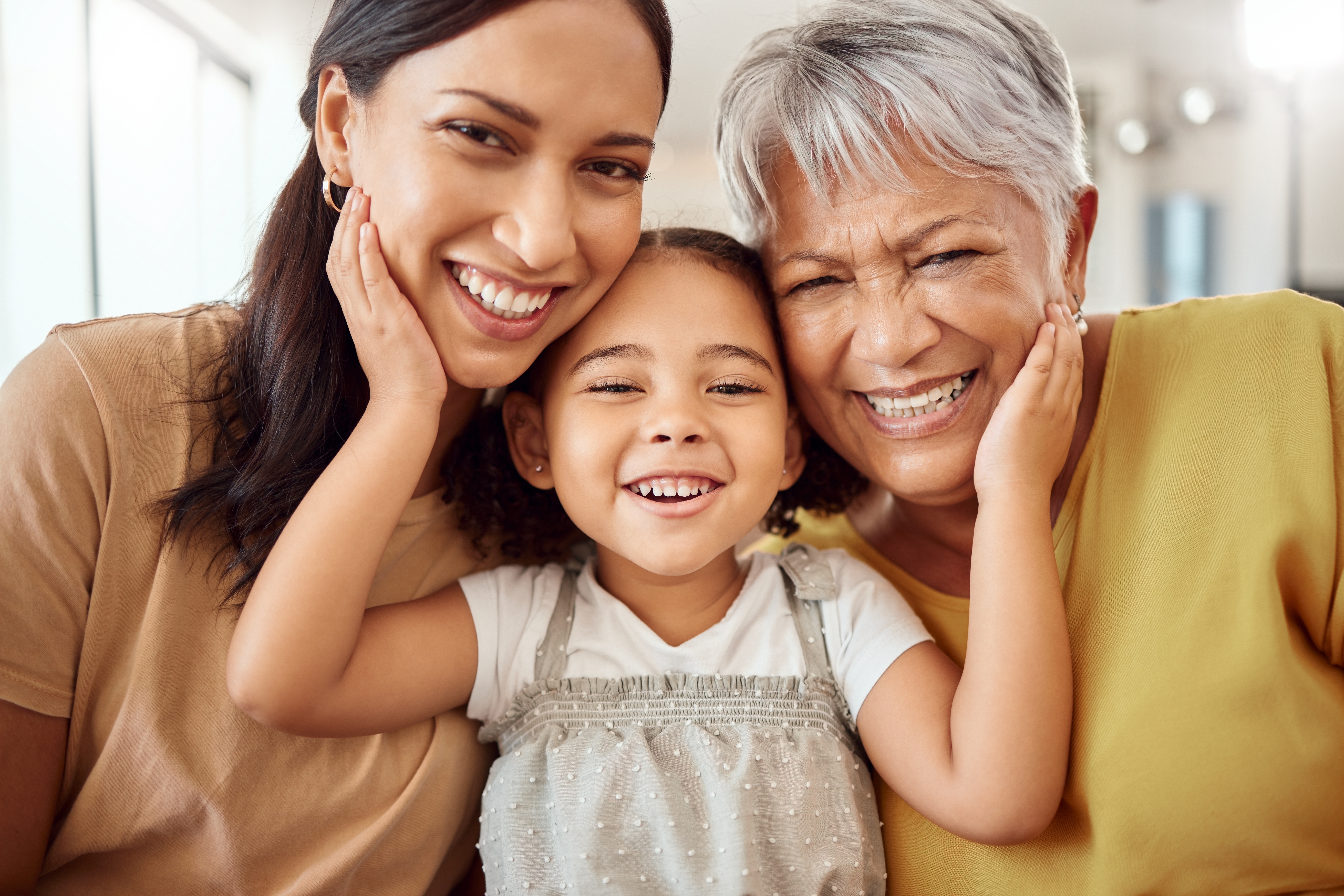 Tres generaciones de mujeres sonriendo | Foto: Shutterstock