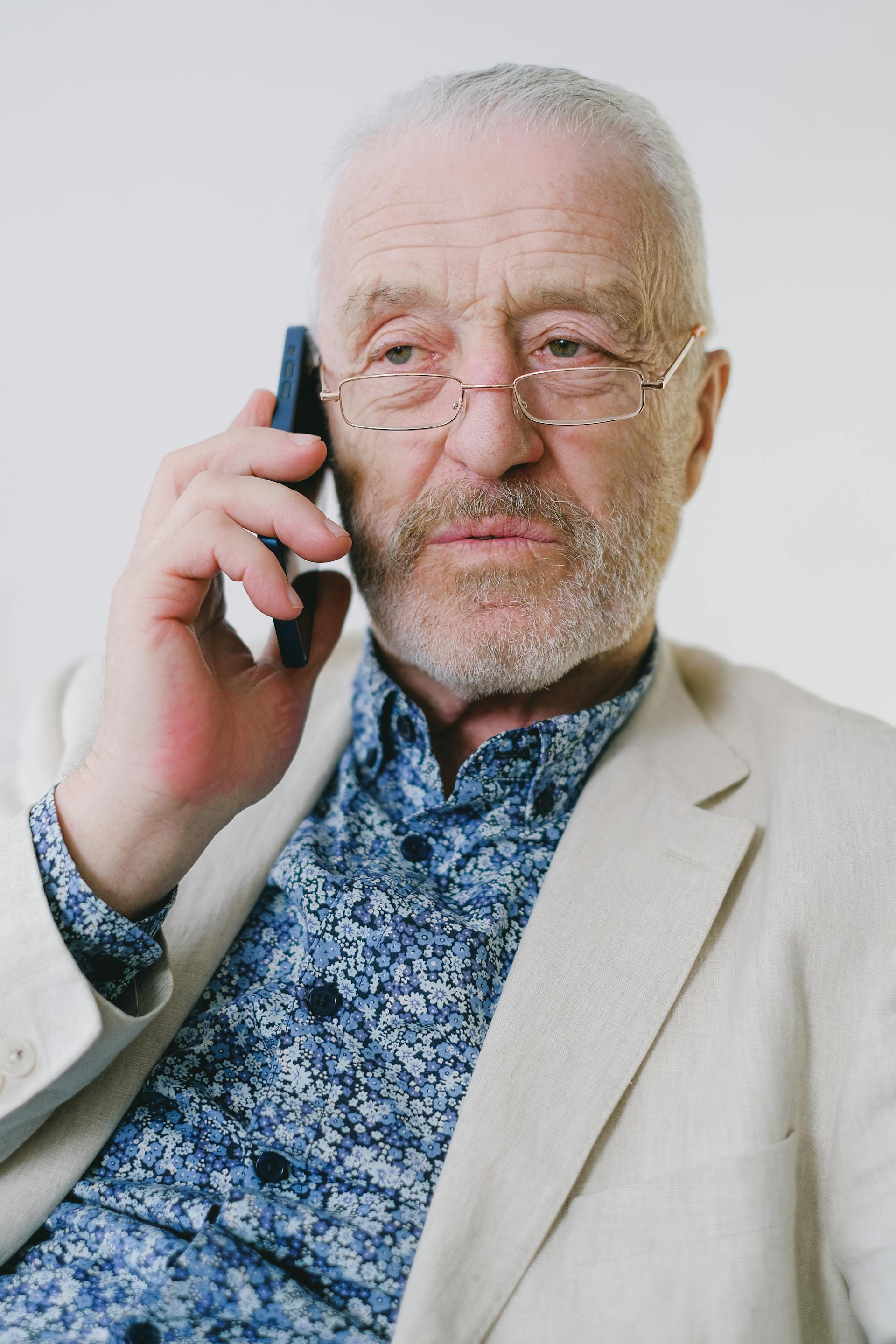 Un hombre haciendo una llamada telefónica | Fuente: Pexels