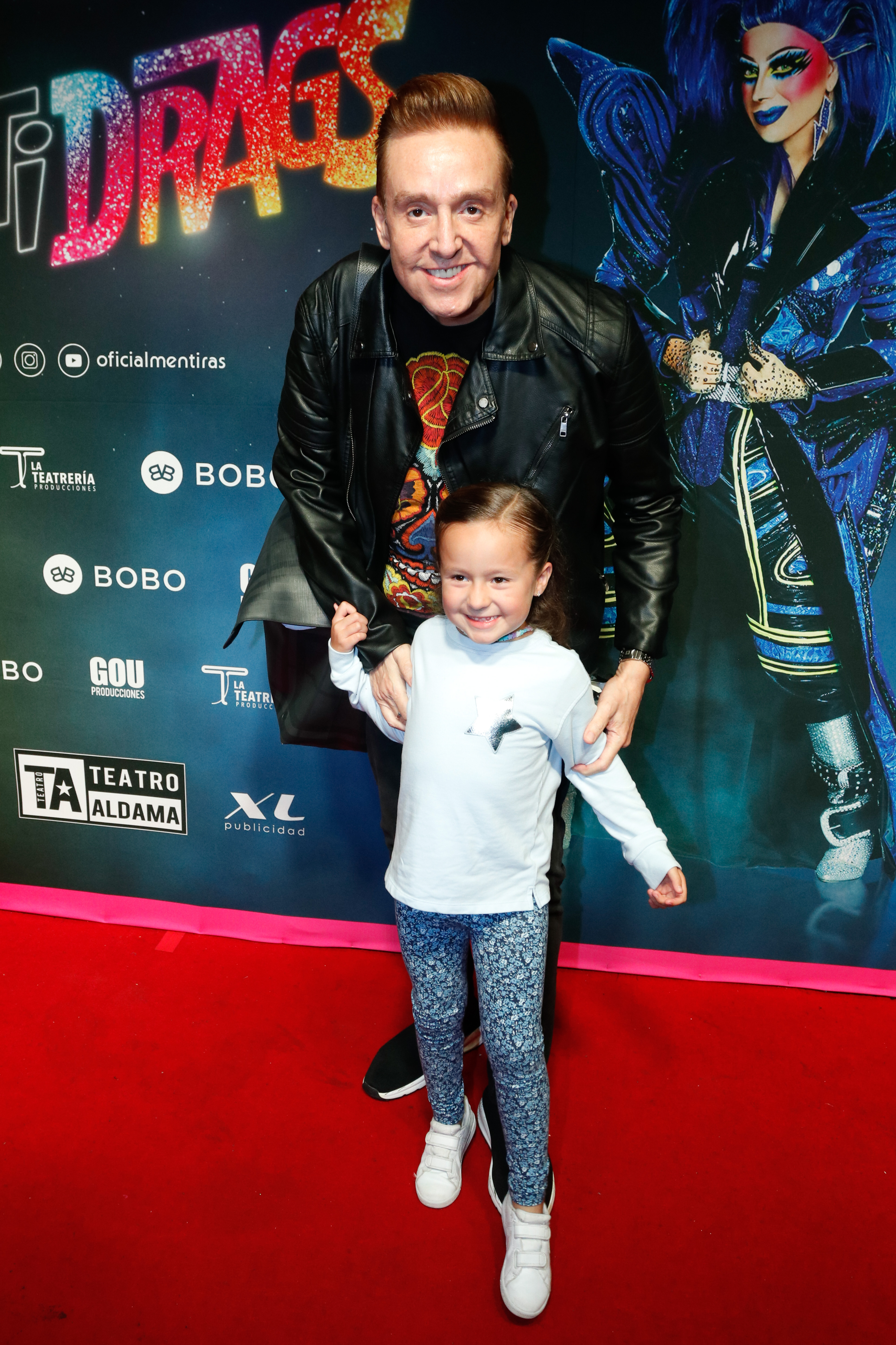 Daniel Bisogno y su hija Michaela Bisogno posan para la foto en la alfombra roja durante el estreno de la obra "Mentidrags" en el teatro Adama el 10 de agosto de 2022 en la Ciudad de México, México. | Fuente: Getty Images