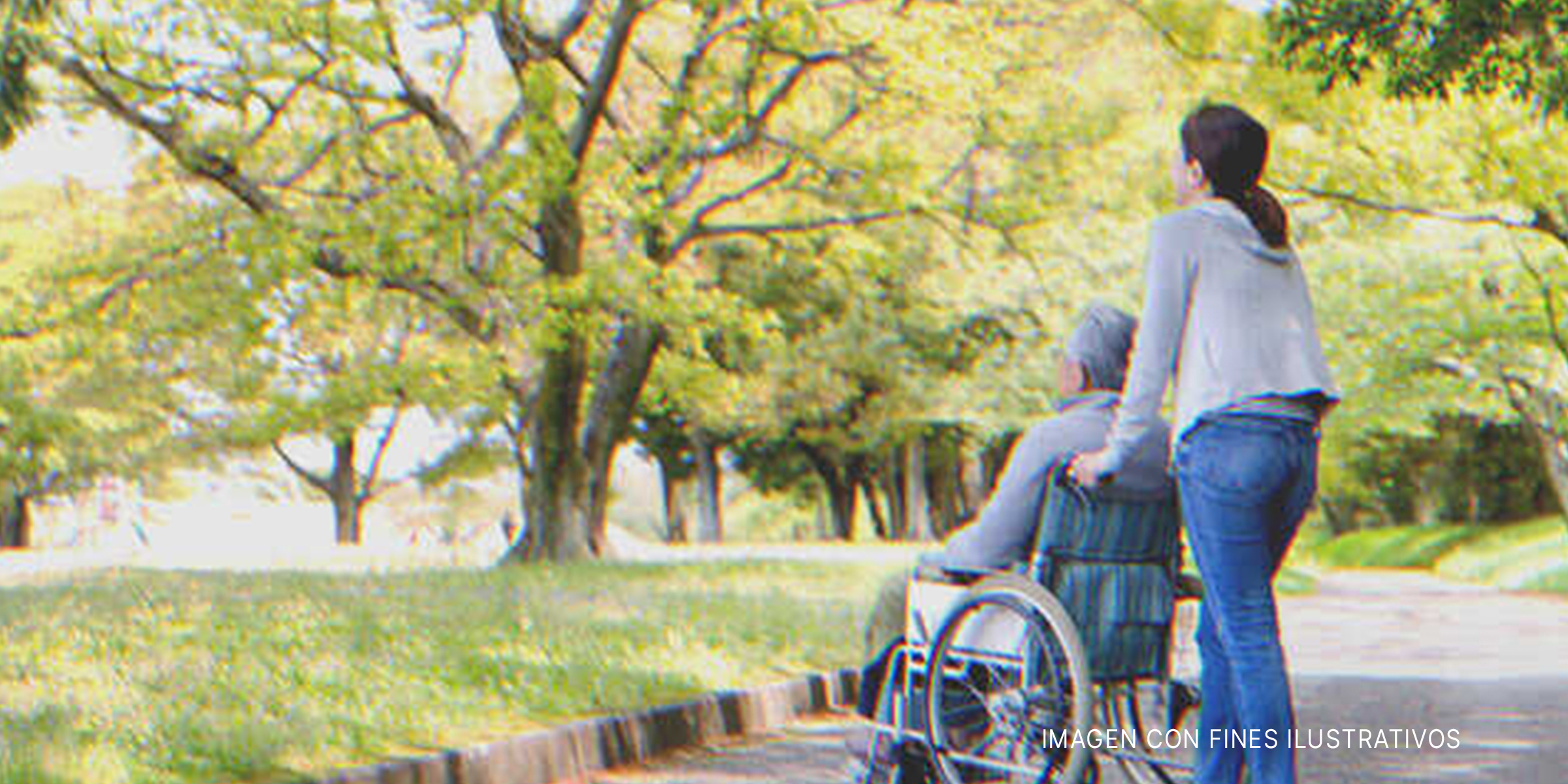 Mujer leva a persona en silla de ruedas. | Foto: Shutterstock