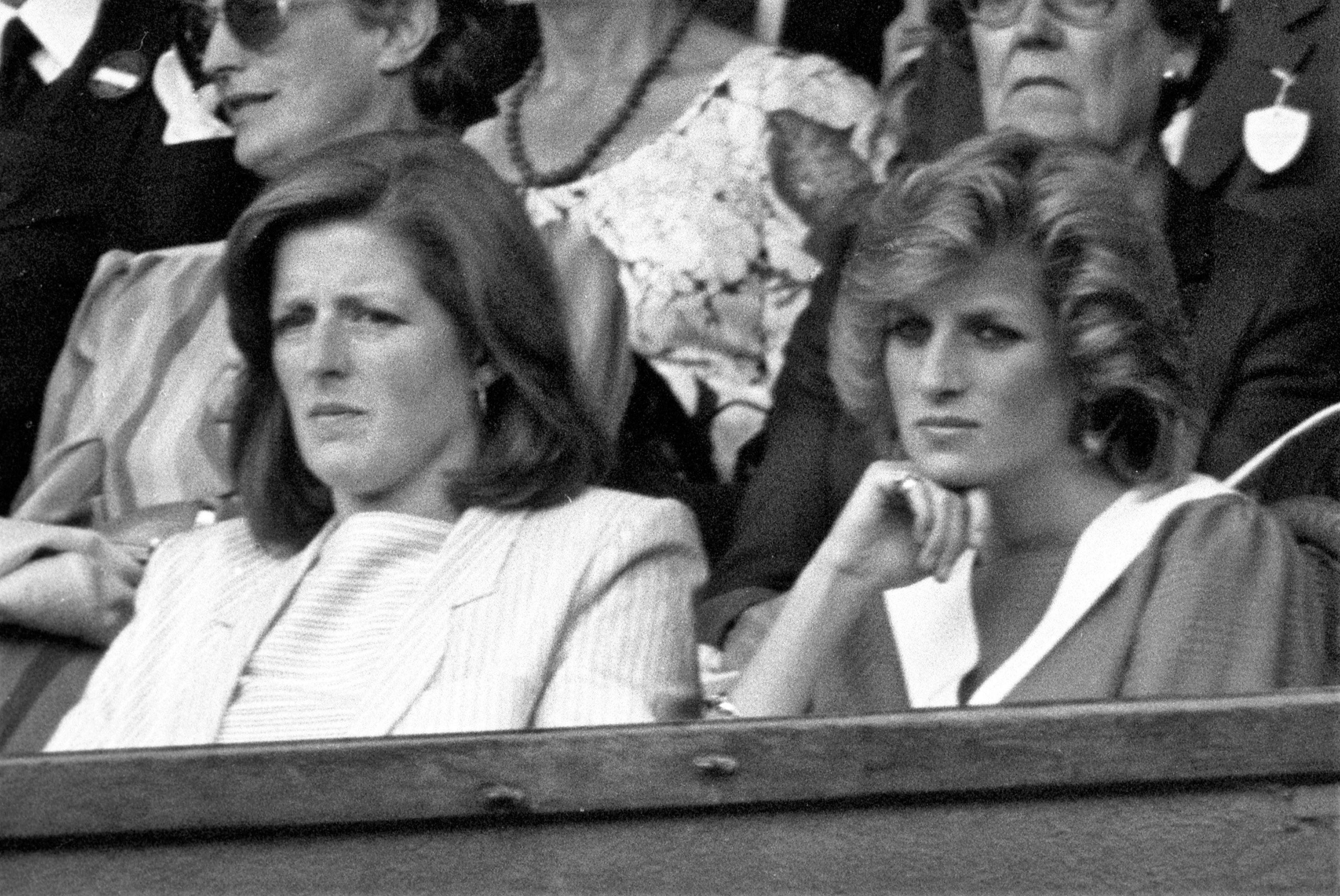 Jane Fellowes y Diana, princesa de Gale en las gradas de la pista central de Wimbledon, el 04 de julio de 1984. | Foto: Getty Images