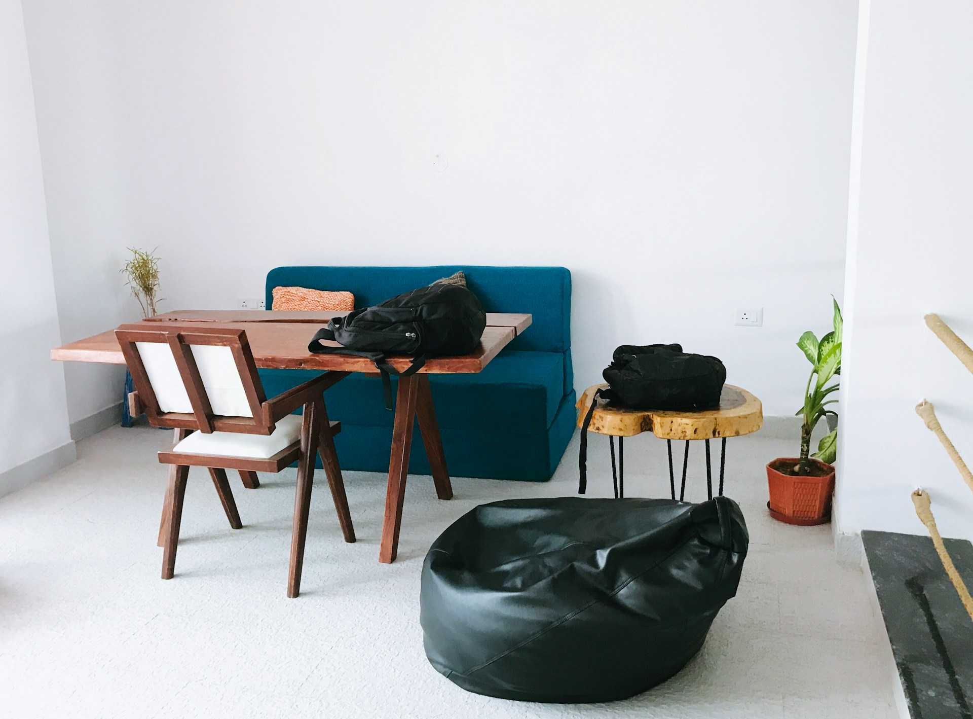Un puf negro en una habitación | Fuente: Unsplash