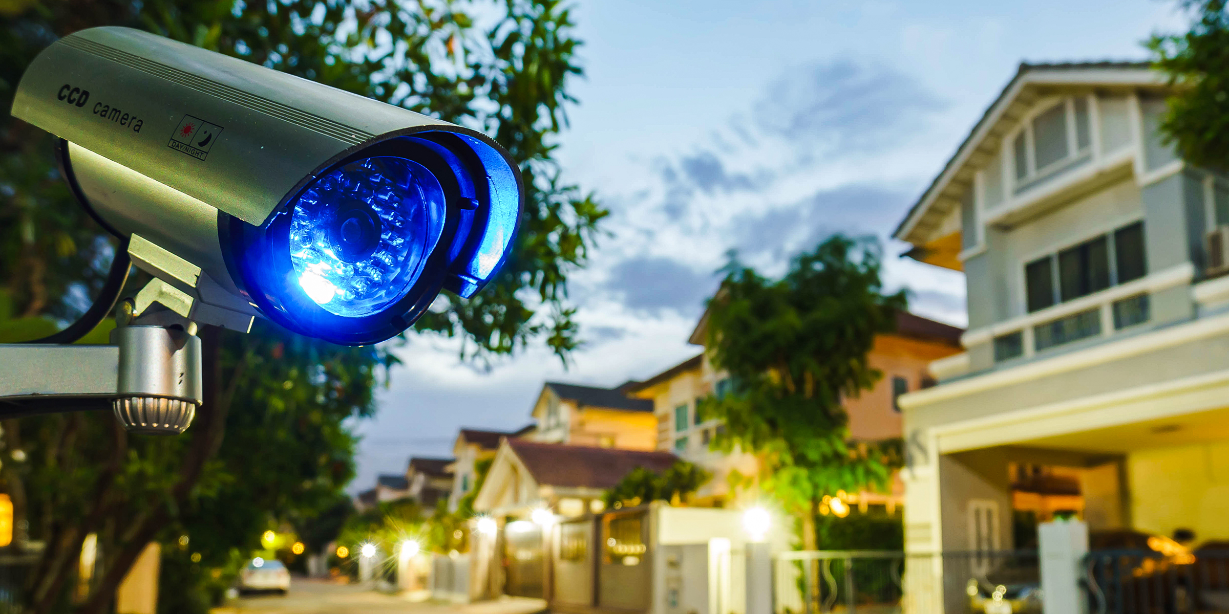 Una cámara de seguridad en un vecindario | Fuente: Shutterstock