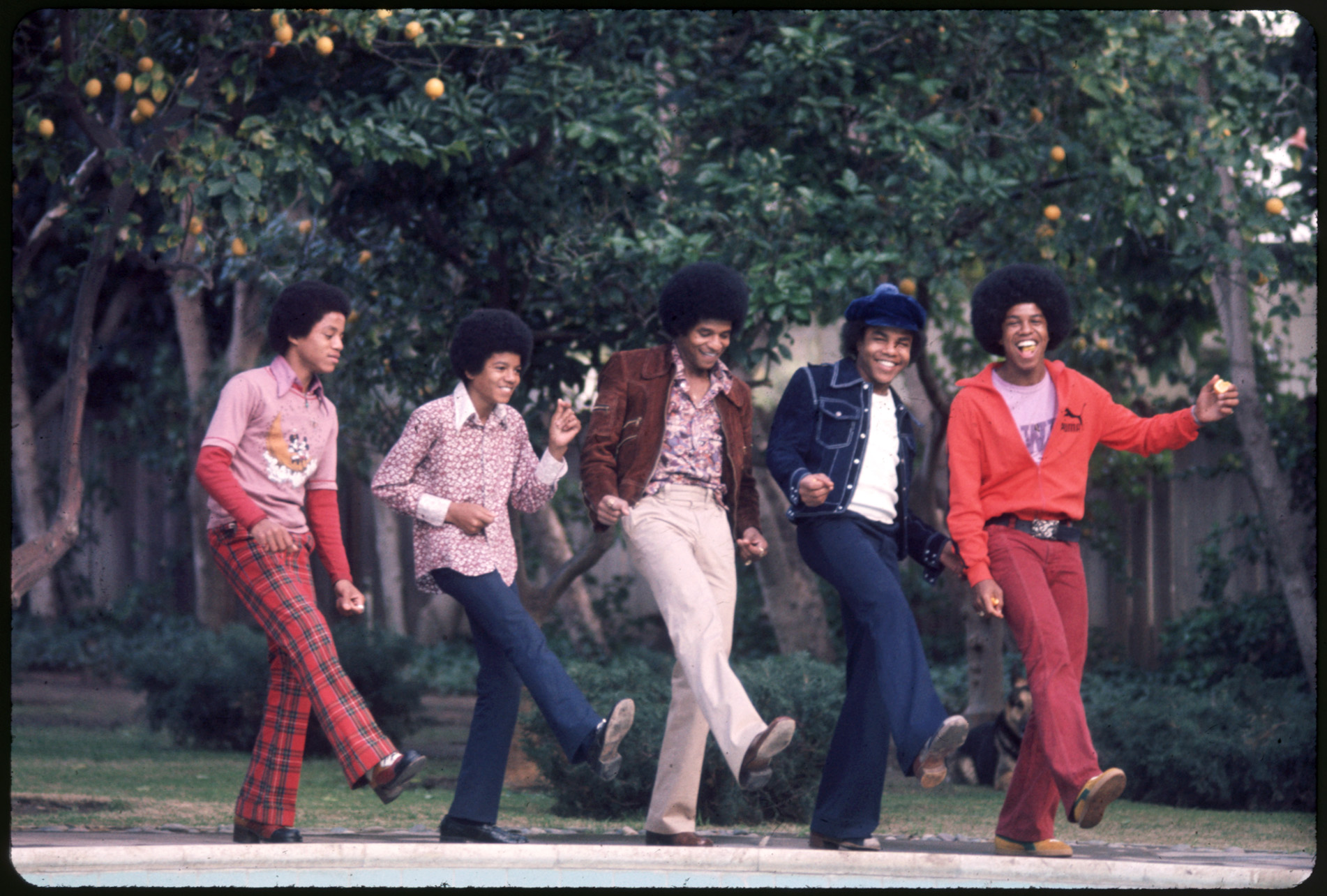 The Jackson 5 posando para una foto en su casa de Los Ángeles, California, en 1972 | Fuente: Getty Images