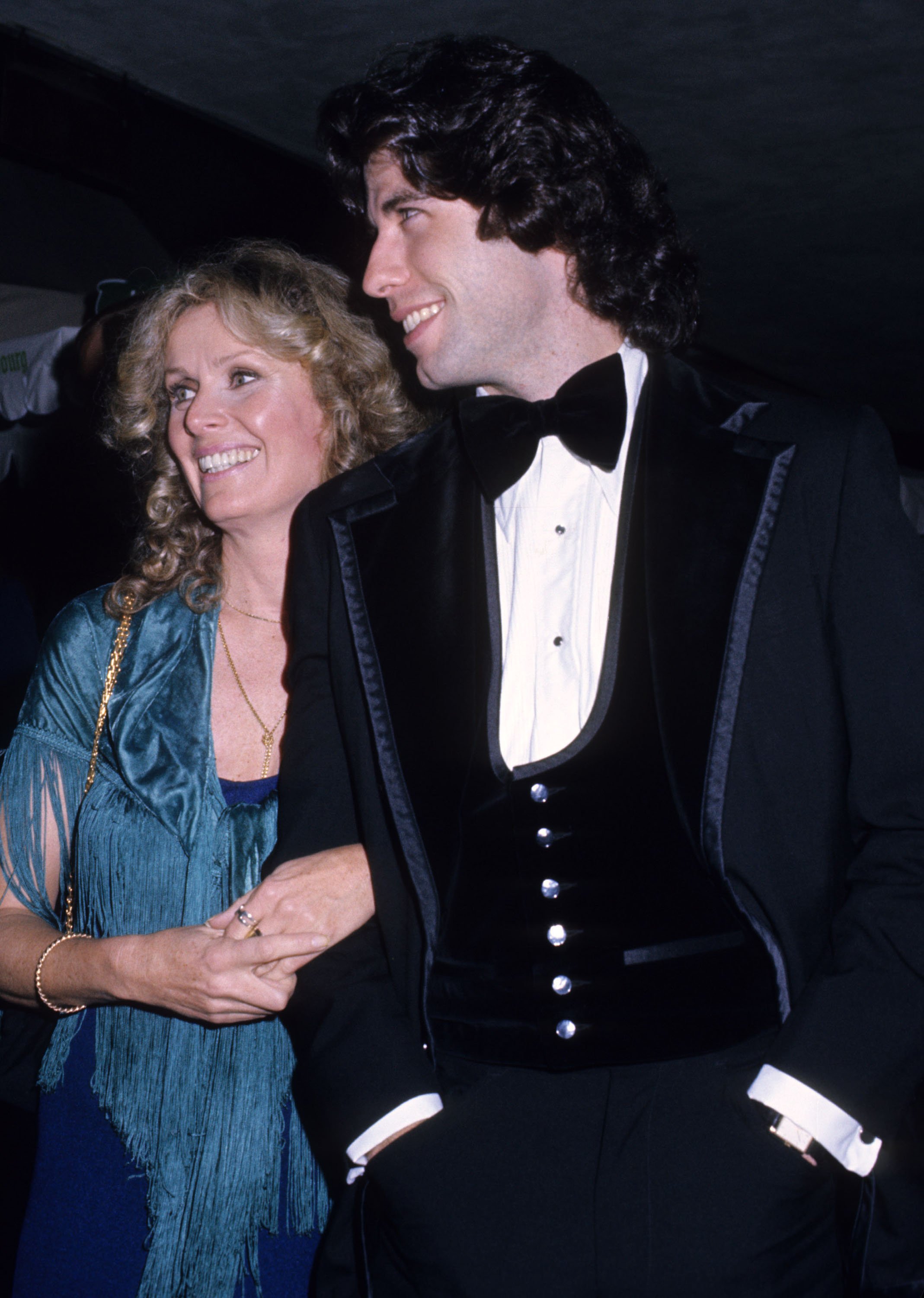 John Travolta y Diana Hyland en Los Ángeles, el 8 de diciembre de 1976. | Foto: Getty Images