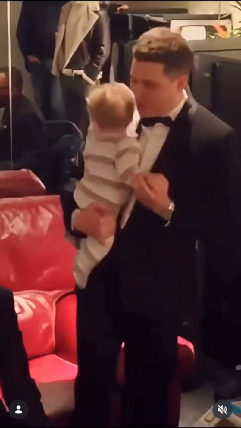 Michael Bublé con su hijo Noah de bebé | Fuente: Instagram/michaelbuble